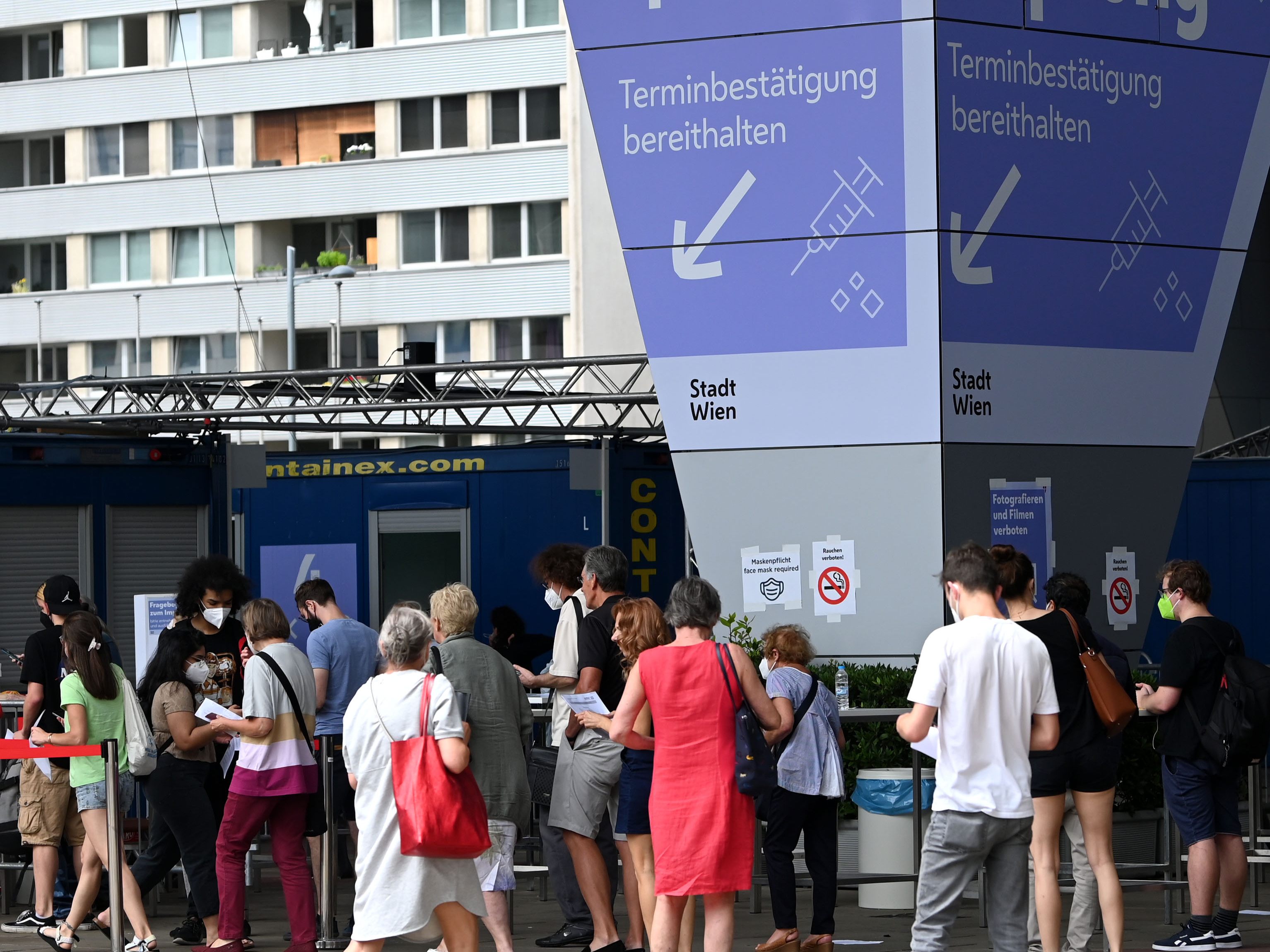 Auch zum Austria Center sind am Montag zahlreiche Menschen zwecks einer Corona-Impfung geströmt. Auch zum Austria Center sind am Montag zahlreiche Menschen zwecks einer Corona-Impfung geströmt.