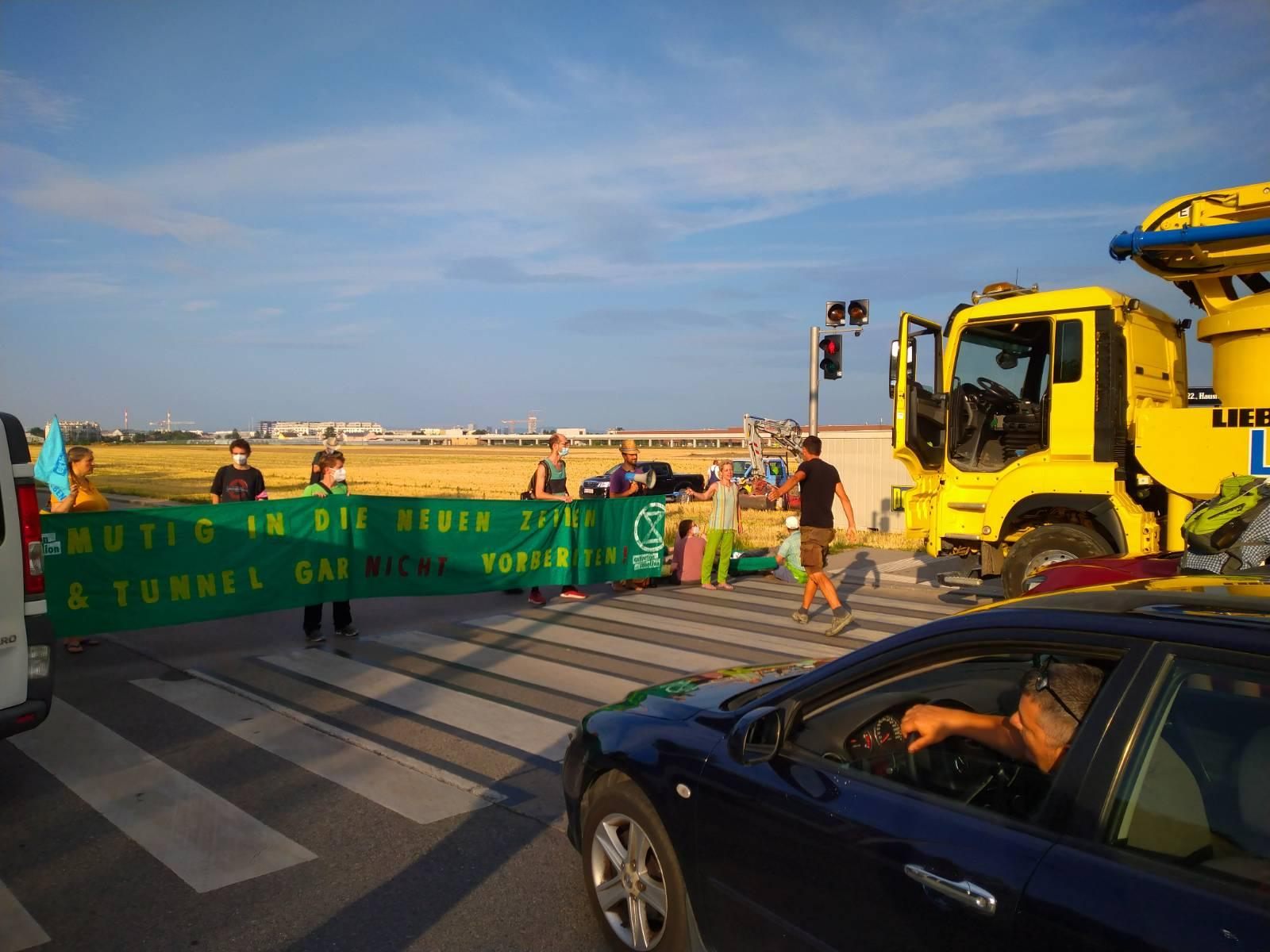 Bei der Straßenblockade gab es fünf Festnahmen in Wien. Bei der Straßenblockade gab es fünf Festnahmen in Wien.