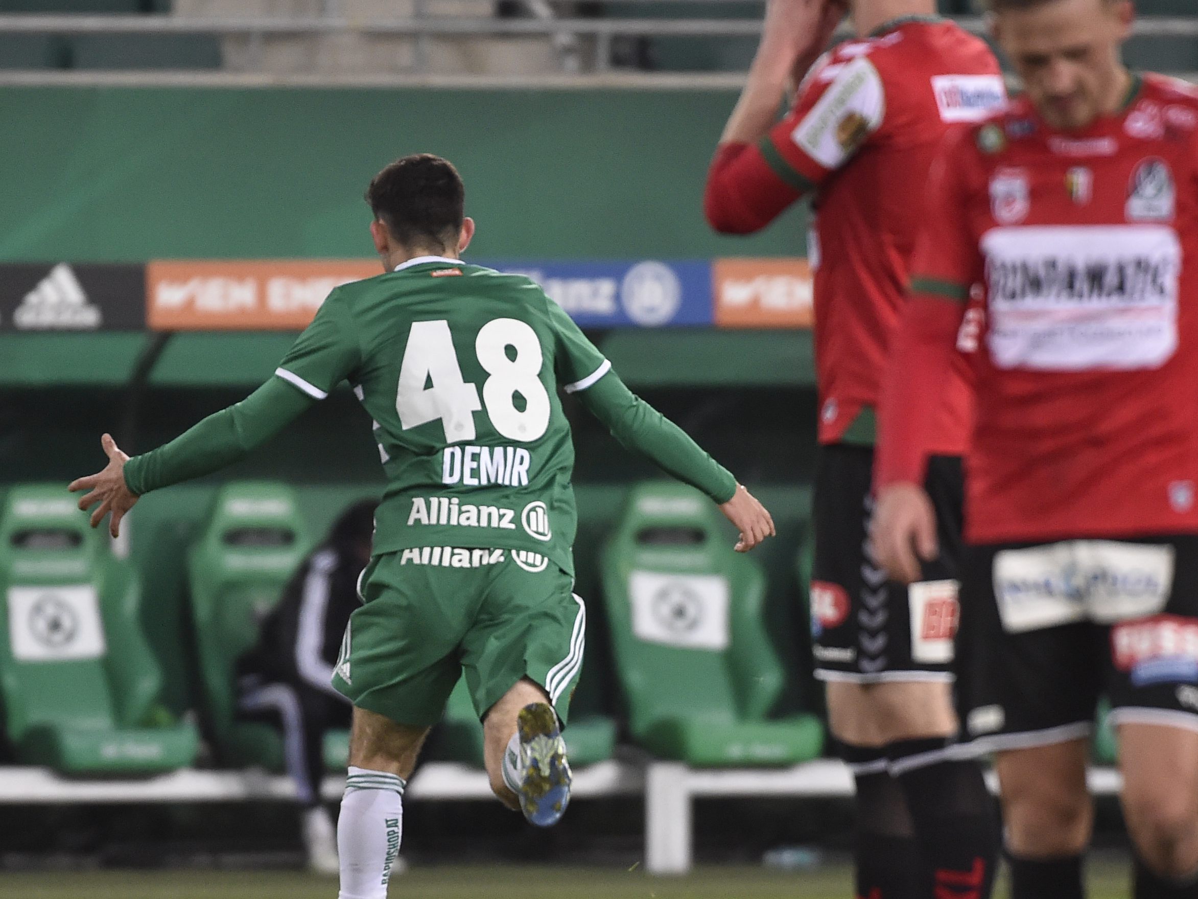 Wahnsinns-Neuigkeiten: Der FC Barcelona schnappt sich Yusuf Demir vom SK Rapid Wien.