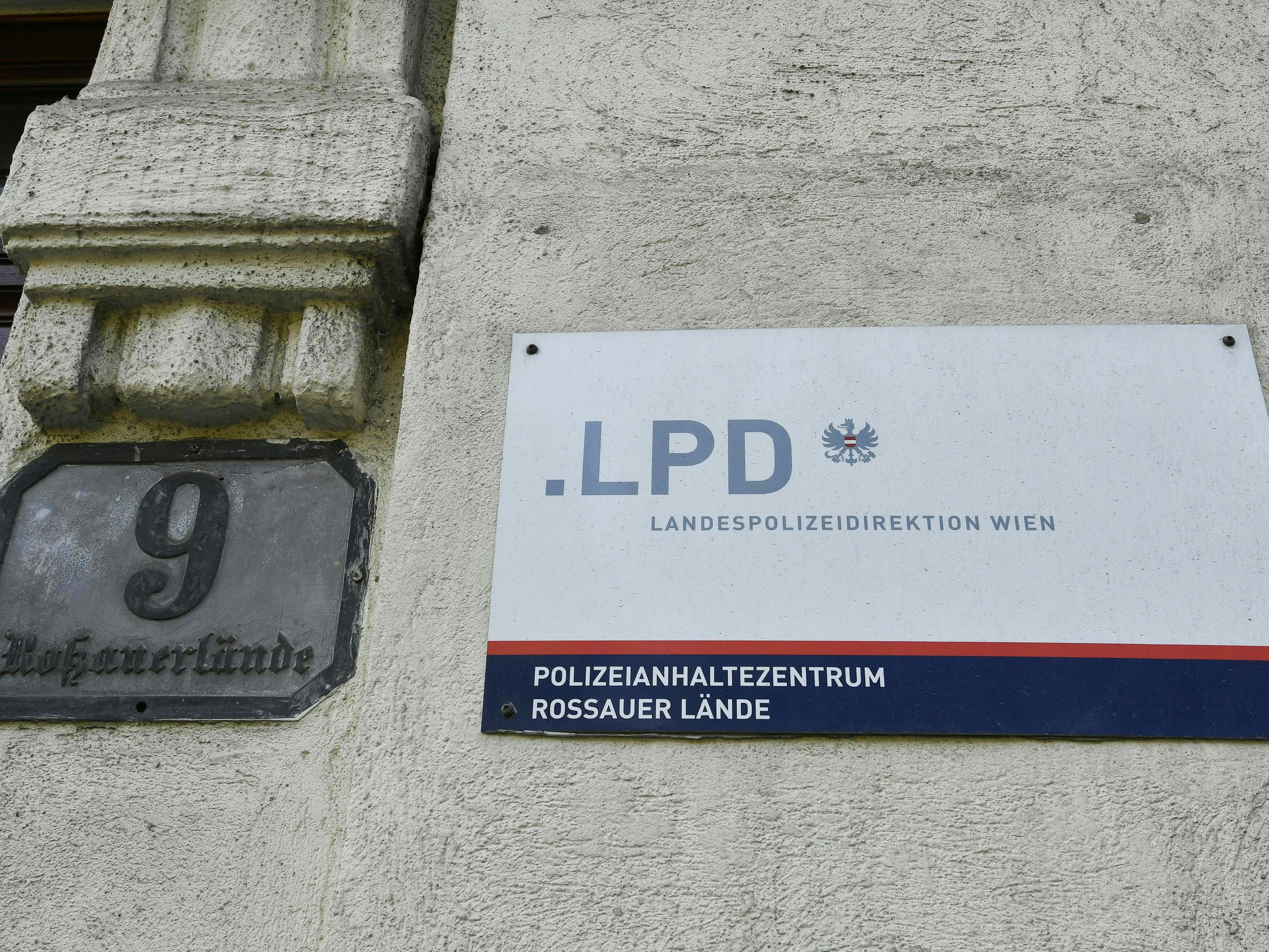 Schubhäftling schlug bei Essensausgabe auf Polizistin ein. Schubhäftling schlug bei Essensausgabe auf Polizistin ein.