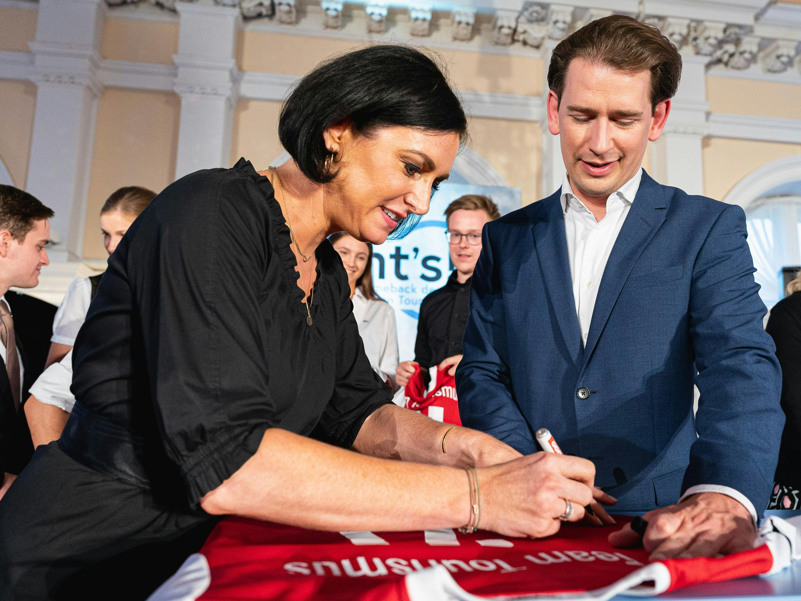 Köstinger und Kurz präsentierten am Donnerstag den Comebackplan für den Tourismus. Köstinger und Kurz präsentierten am Donnerstag den Comebackplan für den Tourismus.