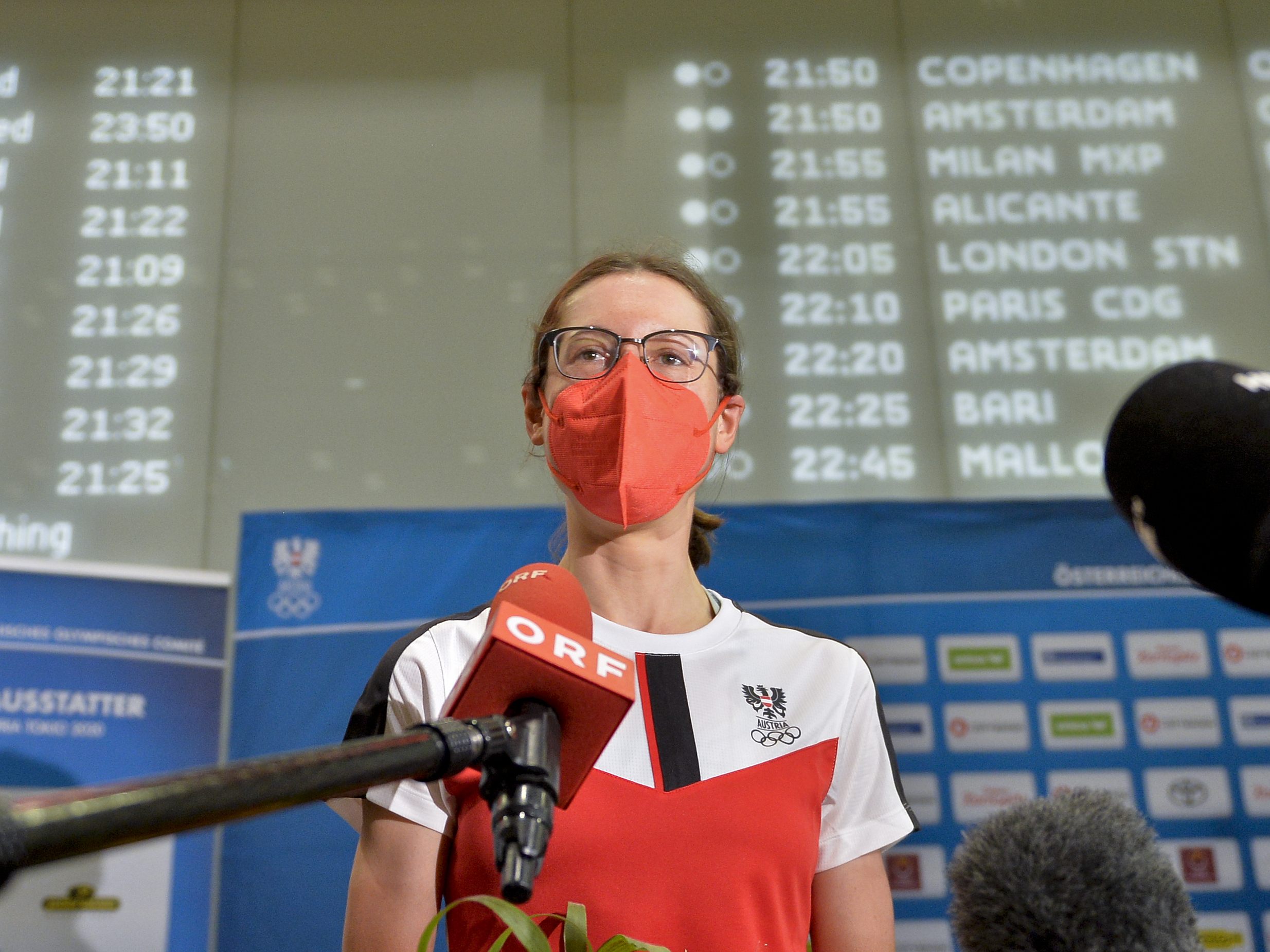 Die Olympia-Siegerin landete am Dienstagabend in Österreich. Die Olympia-Siegerin landete am Dienstagabend in Österreich.