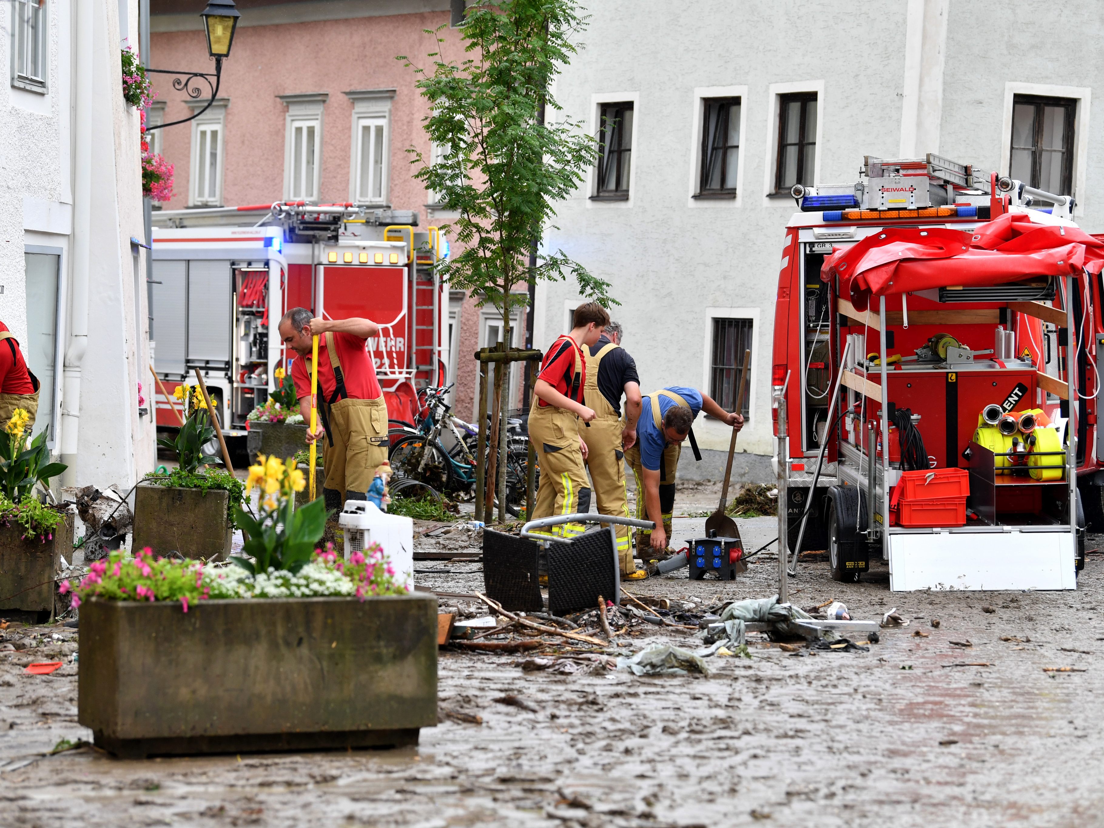 Aufräumarbeiten nach Hochwasser in Hallein.