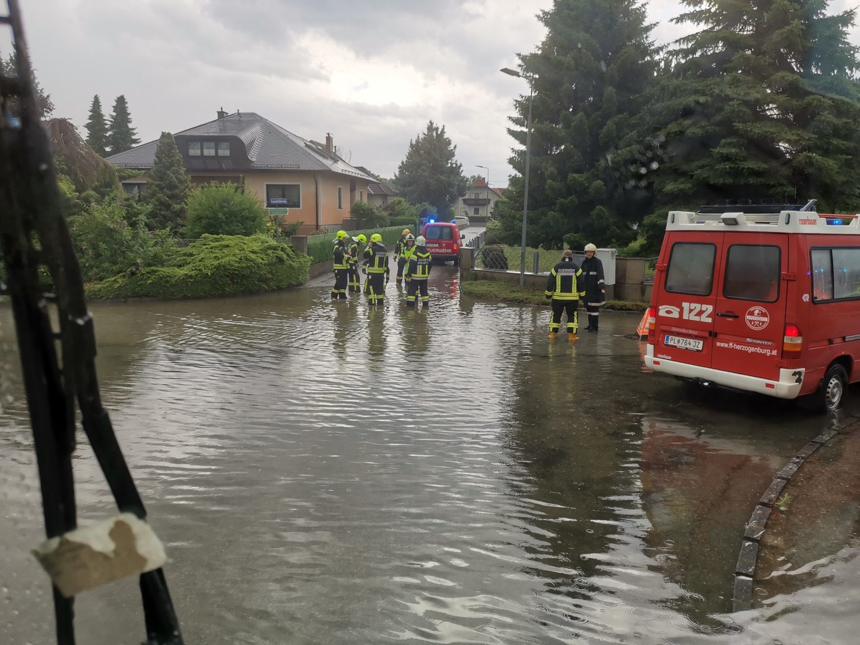 Bereits am Sonntagabend hatte in den von Unwettern betroffenen Gebieten in den Bezirken Melk, Scheibbs, Krems, St. Pölten, Tulln, Mödling und Korneuburg ein erstes Aufräumen begonnen. Bereits am Sonntagabend hatte in den von Unwettern betroffenen Gebieten in den Bezirken Melk, Scheibbs, Krems, St. Pölten, Tulln, Mödling und Korneuburg ein erstes Aufräumen begonnen.