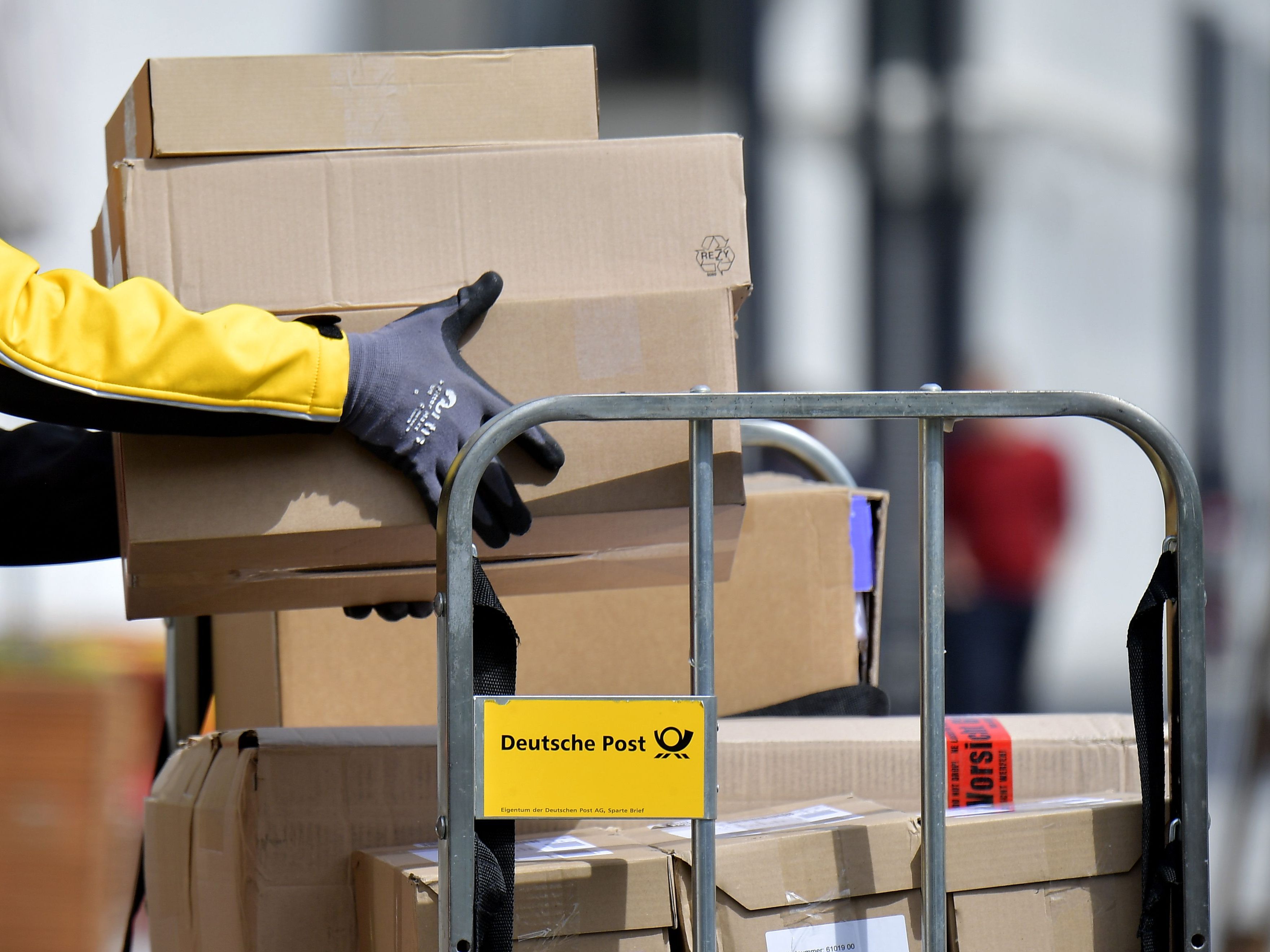 Mit dieser Aktion wird ein DHL-Bote zum Internet-Hit.