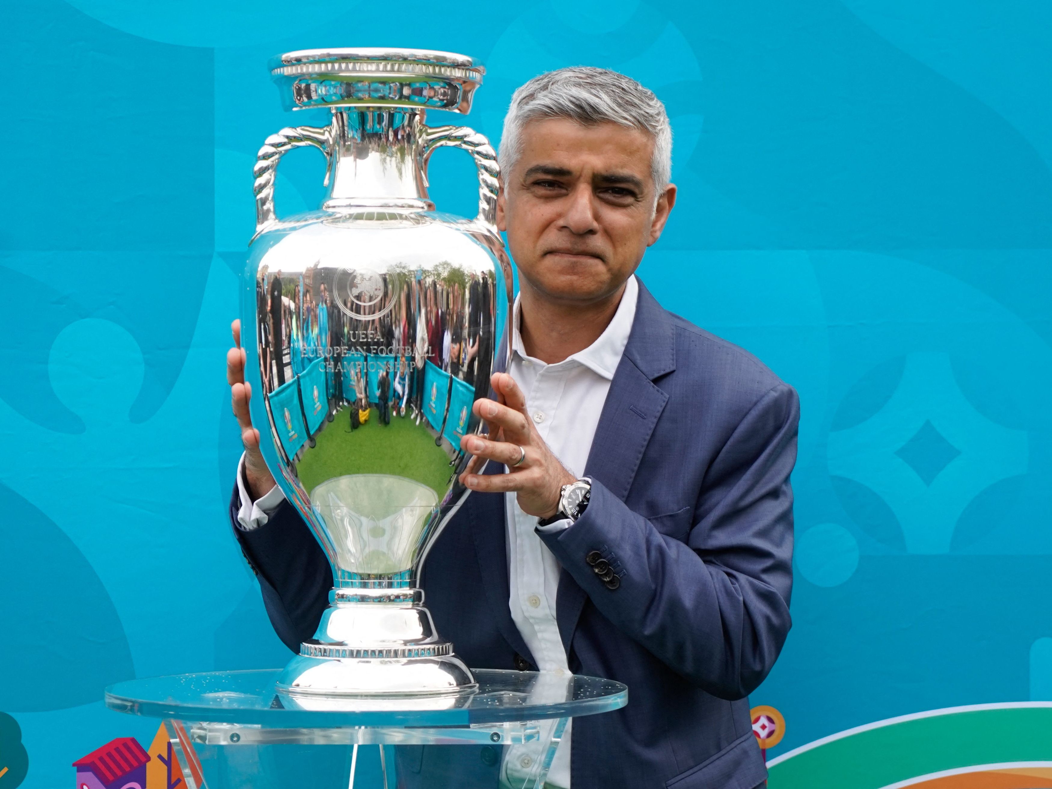 Londons Bürgermeister verlost EM-Finaltickets an Corona-Impfwillige. Londons Bürgermeister verlost EM-Finaltickets an Corona-Impfwillige.
