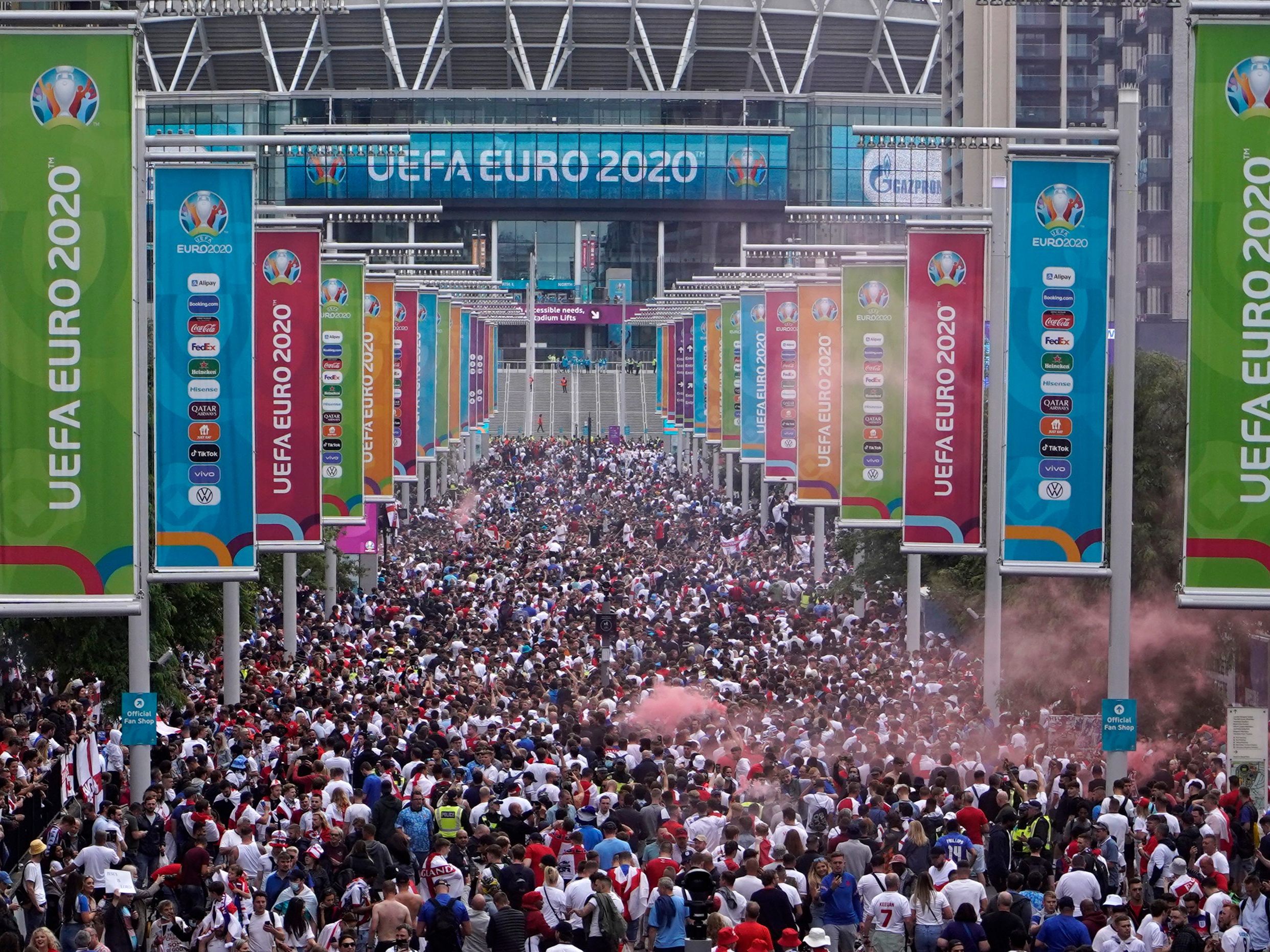 EM-Finale: Äußerer Sicherheitsring vor Wembley-Stadion gestürmt.