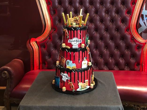 Das Hard Rock Cafe feiert am nächsten Samstag Geburtstag. Das Hard Rock Cafe feiert am nächsten Samstag Geburtstag.