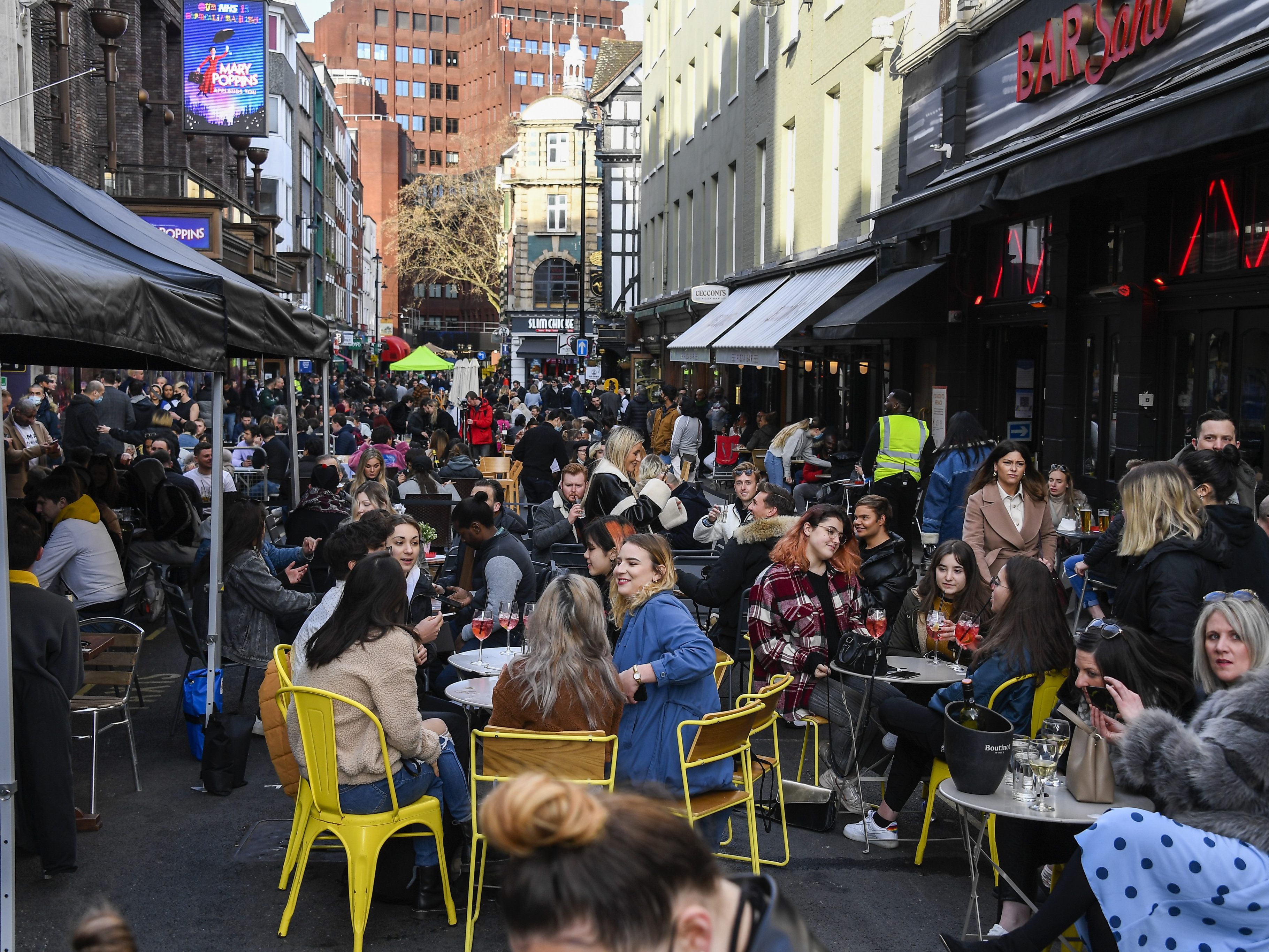 Pubs in London: Sperrstunde am Sonntag zum EM-Finale erst um 23.15 Uhr. Pubs in London: Sperrstunde am Sonntag zum EM-Finale erst um 23.15 Uhr.
