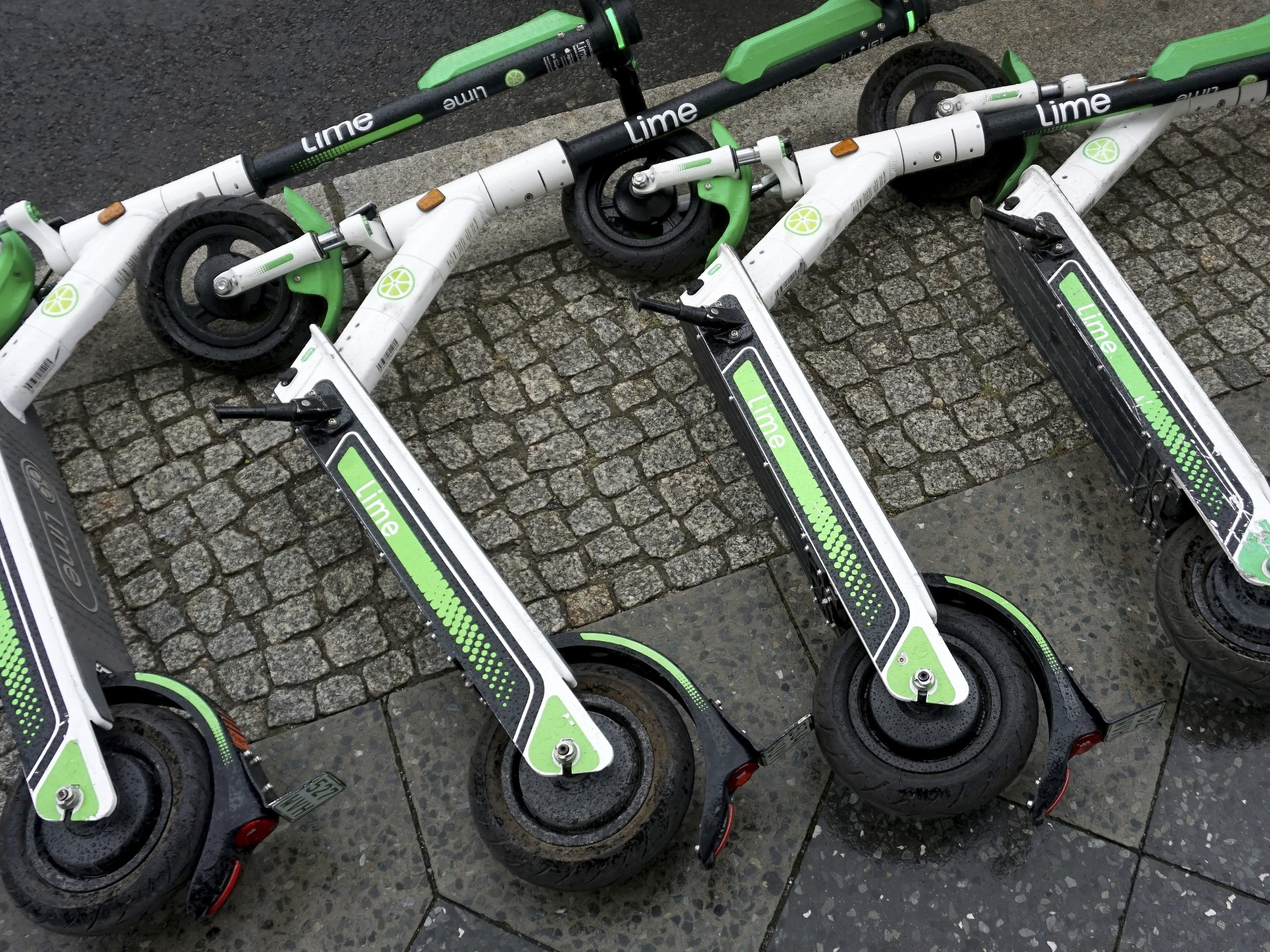 Die E-Scooter-Fahrerin wurde verletzt. Die E-Scooter-Fahrerin wurde verletzt.