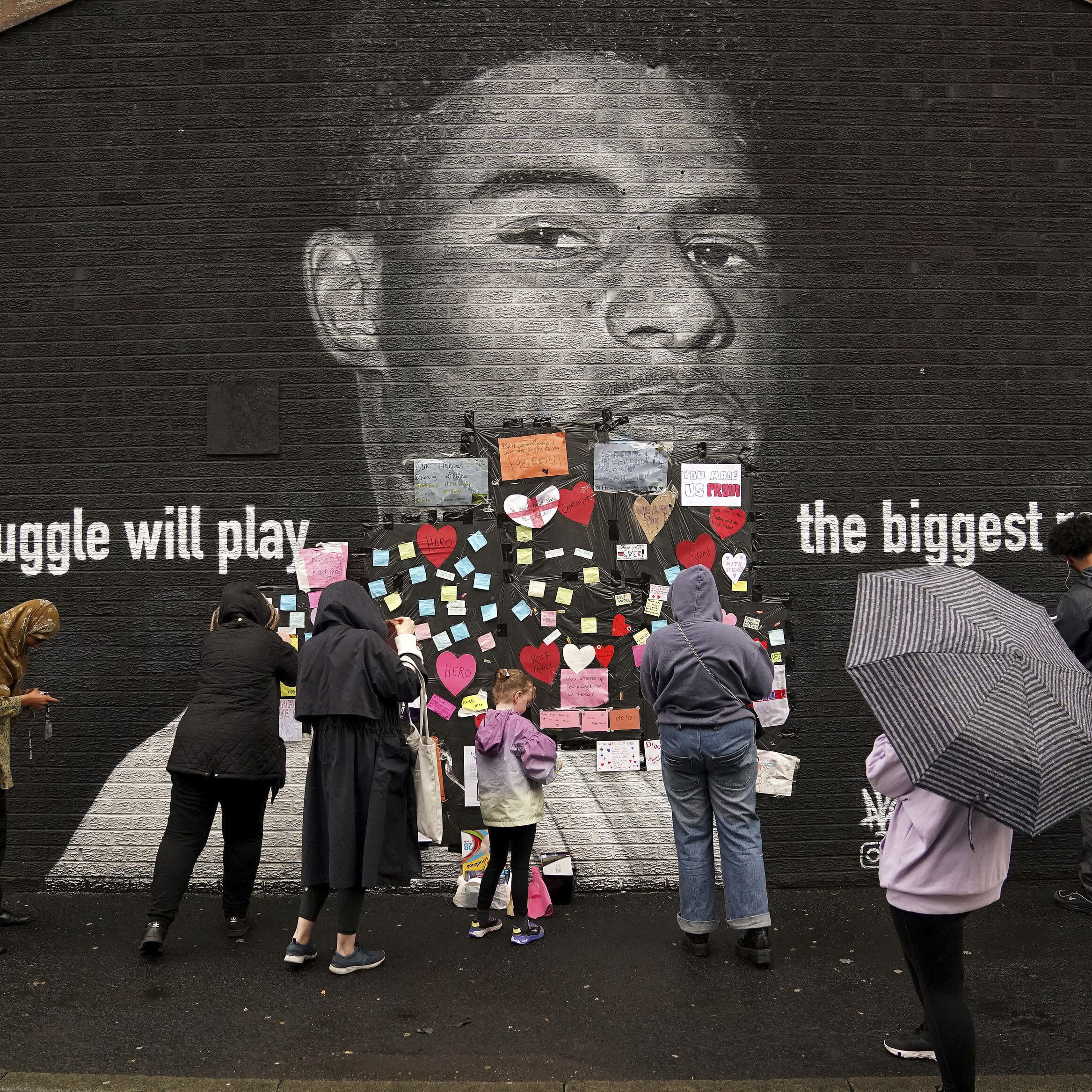 Ein Wandgemälde in Withington in der Nähe von Manchester, das Rashford zeigt, wurde zunächst mit Schimpfworten beschmiert. Dies wurde anschließend von vielen Fans mit unterstützenden Botschaften und Herzen überdeckt.