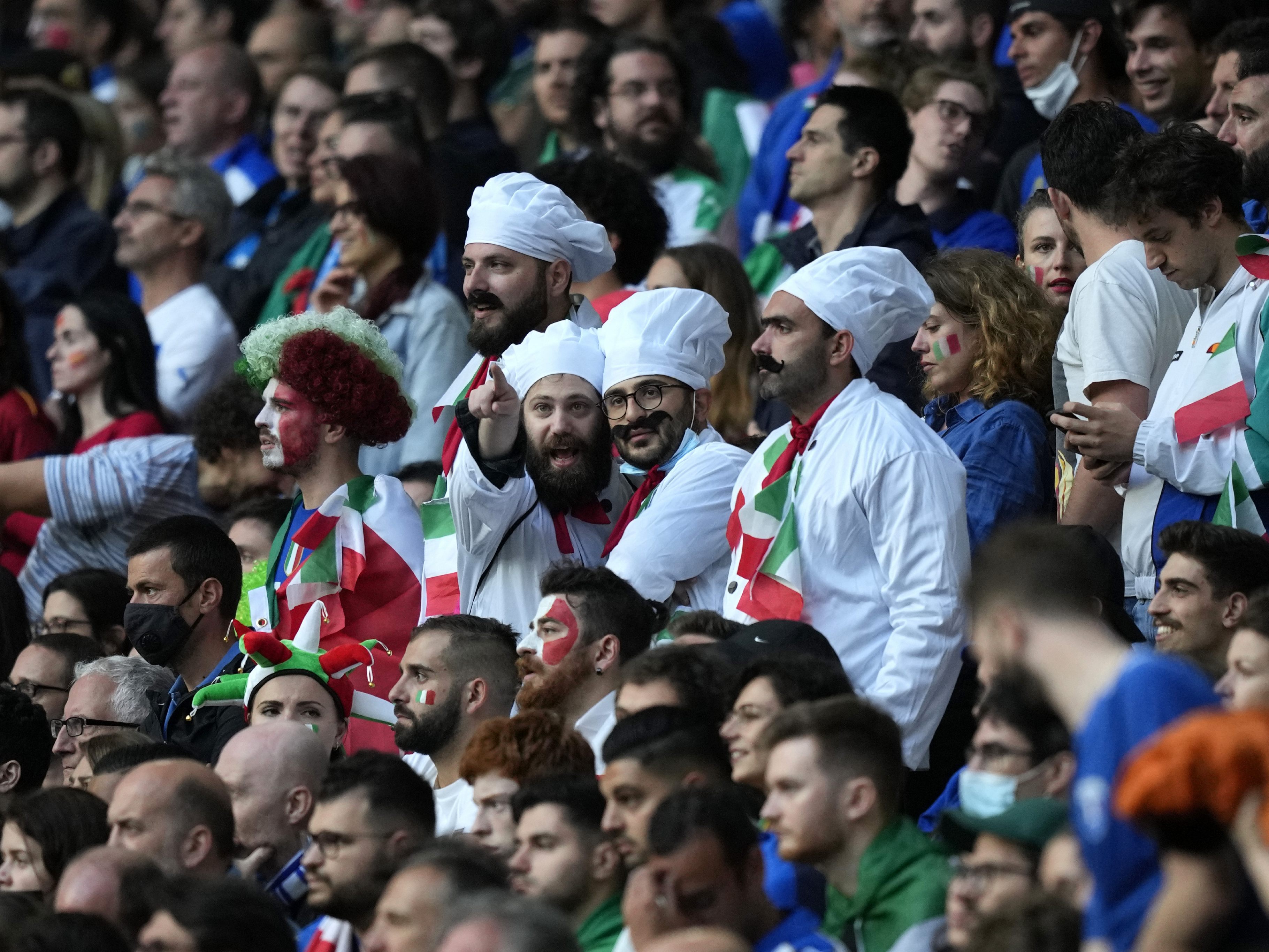 1.000 italienische Fans dürfen zum EM-Finale nach England einreisen. 1.000 italienische Fans dürfen zum EM-Finale nach England einreisen.