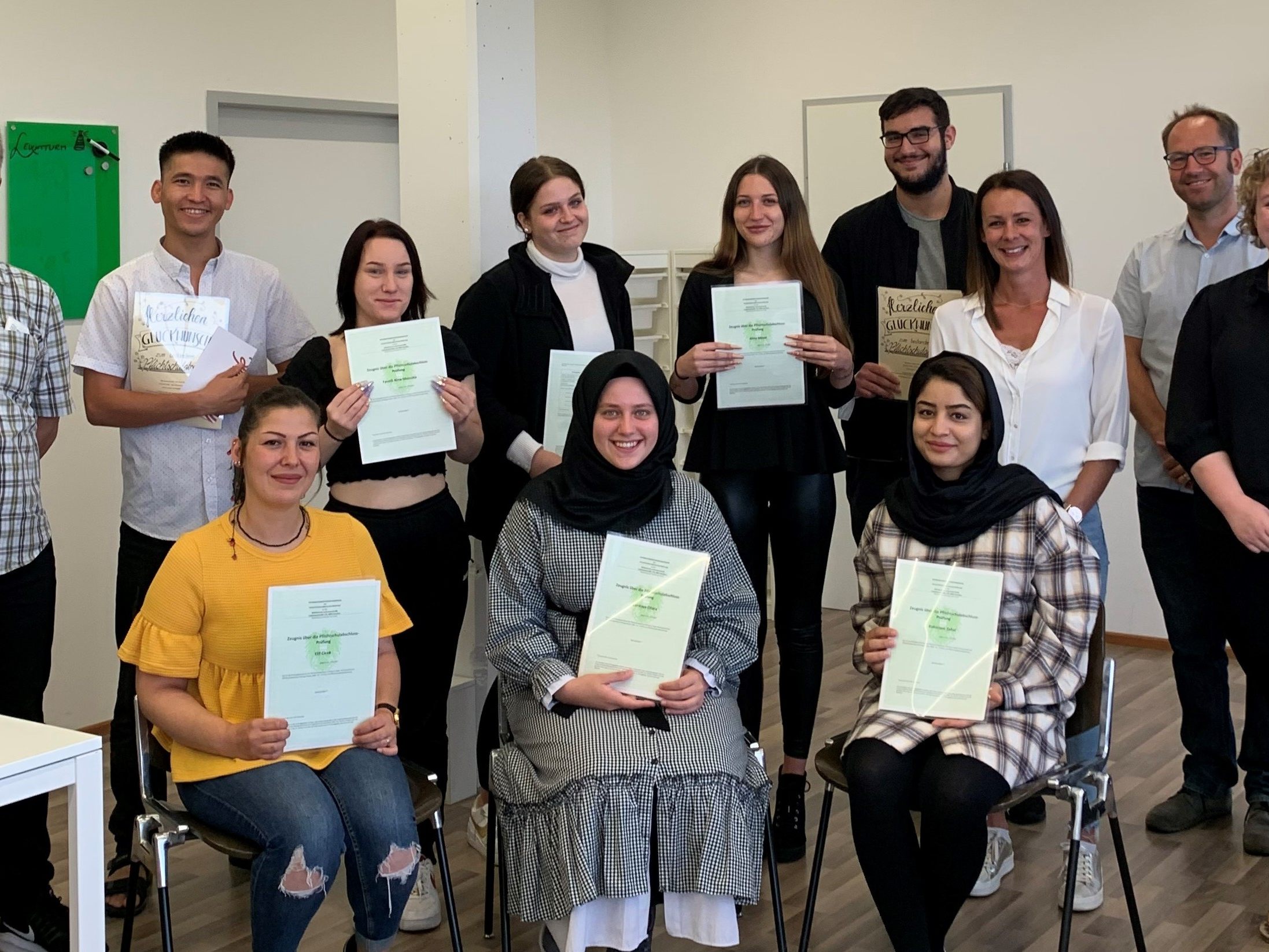 v.l.n.r.: Elmar Luger (Jugendkoordinator Stadt Dornbirn), Mahdi, Elif, Nina, Denise, Dilara, Alina, Zahal, Cem, Stefanie Helm, Julia Krepl, (beide Leuchtturm), Stadtrat Martin Hämmerle