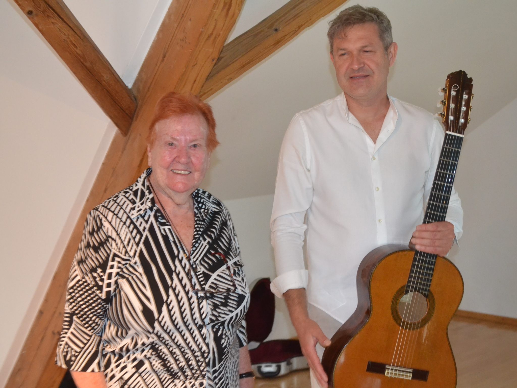Stimmungsvolle Buchpräsentation mit Autorin Jytte Dünser und Gitarrist Patrick Honeck. Stimmungsvolle Buchpräsentation mit Autorin Jytte Dünser und Gitarrist Patrick Honeck.
