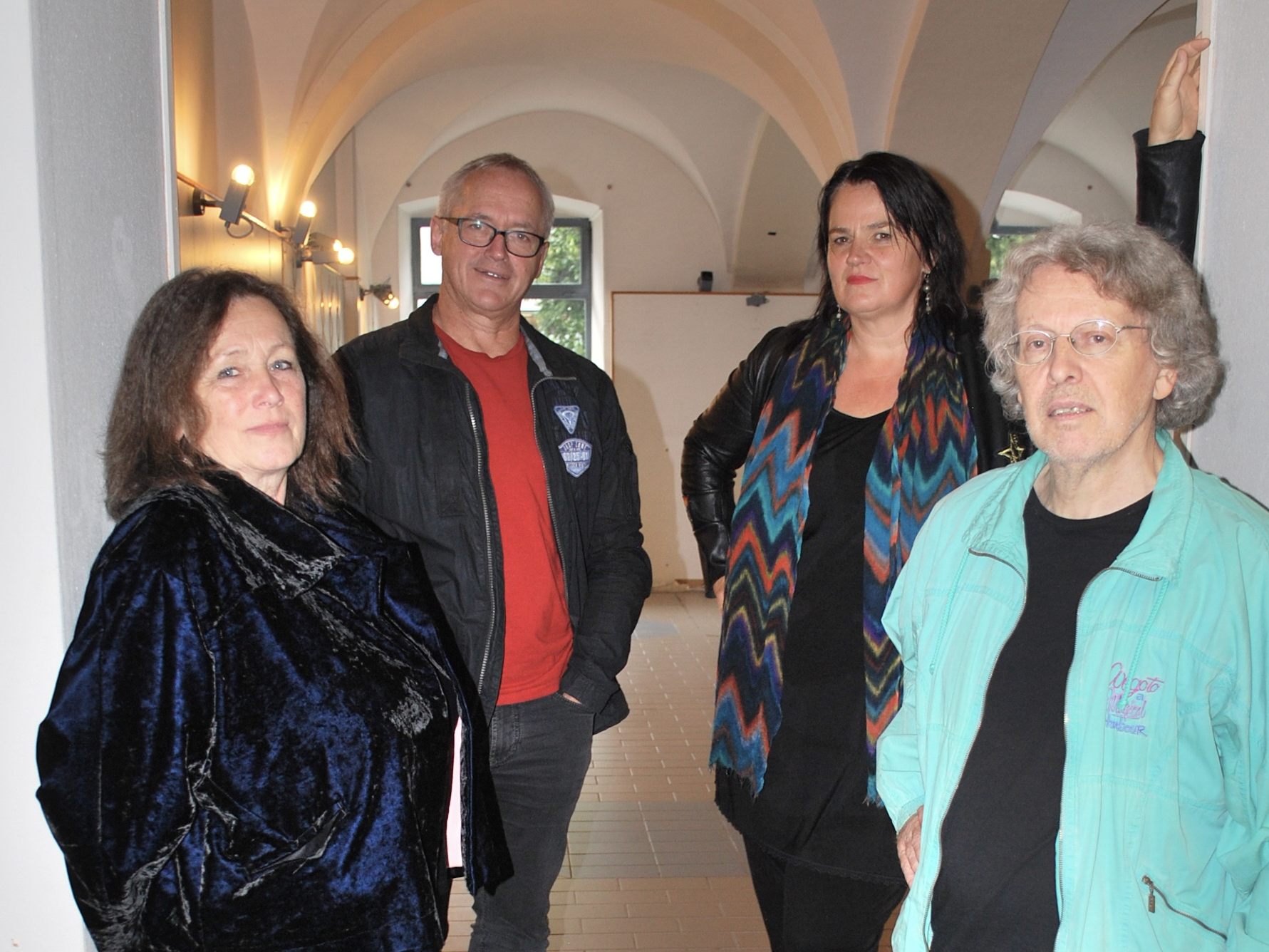 Evelyne Fricker, Georg Vith, Bettina Bohne, Benny Gleeson vom Verein OffenArt besichtigen den Raum, den sie als Popup-Galerie bespielen dürfen.