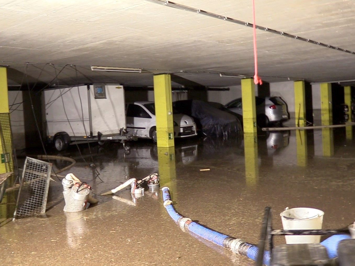 Die Feuerwehr musste das Schmutzwasser aus Keller und Tiefgarage abpumpen.