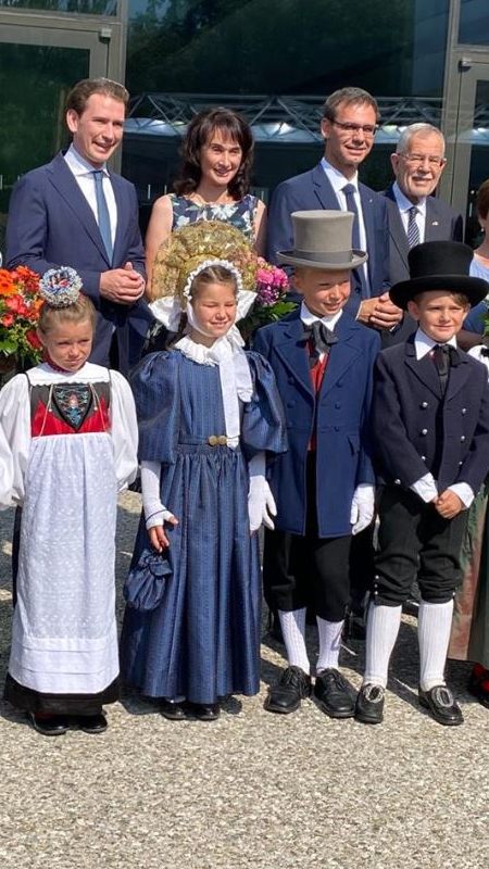 Für den Blumengruß der Trachtenkinder war 2021 auch unter Corona-bedingten Einschränkungen Zeit und Platz vor der Eröffnung der 75. Bregenzer Festspiele.