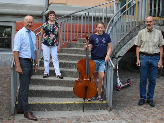 Sparkasse Bludenz-Vorstandsvorsitzender Christian Ertl, Cellolehrerin Agnes Téglás, Sophia-Maria Thoma, und Musikschuldirektor Thomas Greiner Sparkasse Bludenz-Vorstandsvorsitzender Christian Ertl, Cellolehrerin Agnes Téglás, Sophia-Maria Thoma, und Musikschuldirektor Thomas Greiner
