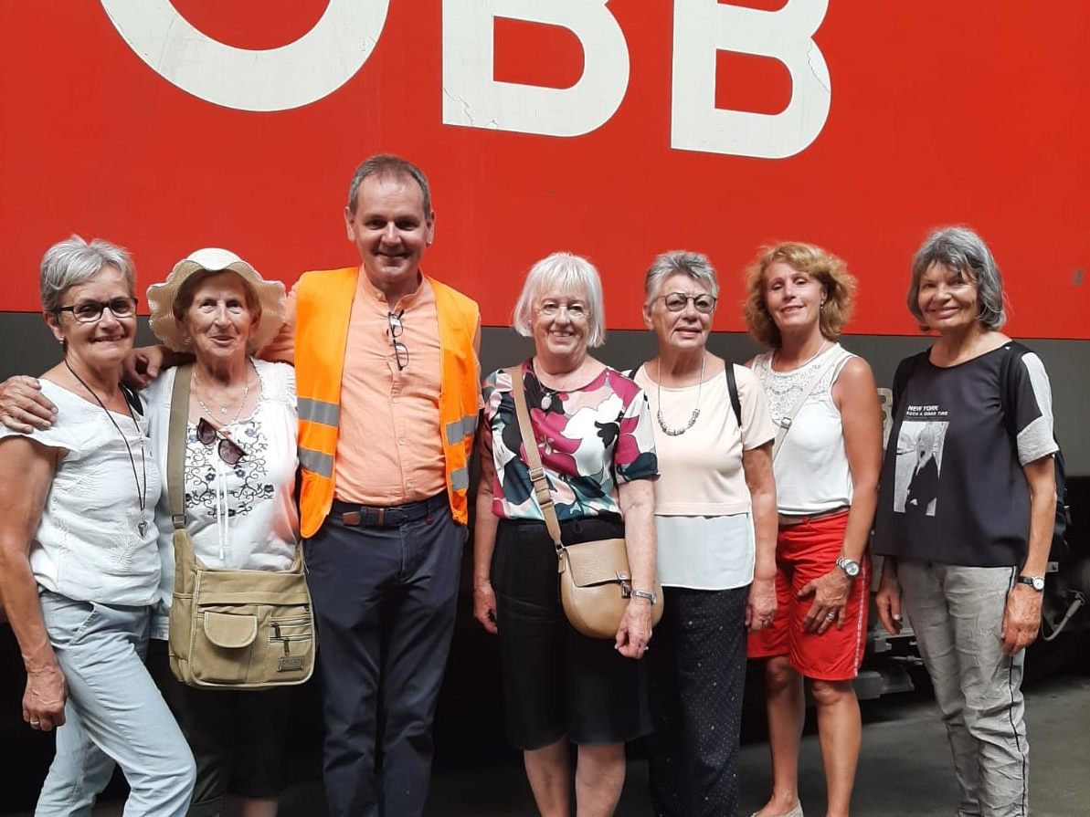 Eine Gruppe Seniorinnen am Guterbahnhof Wolfurt