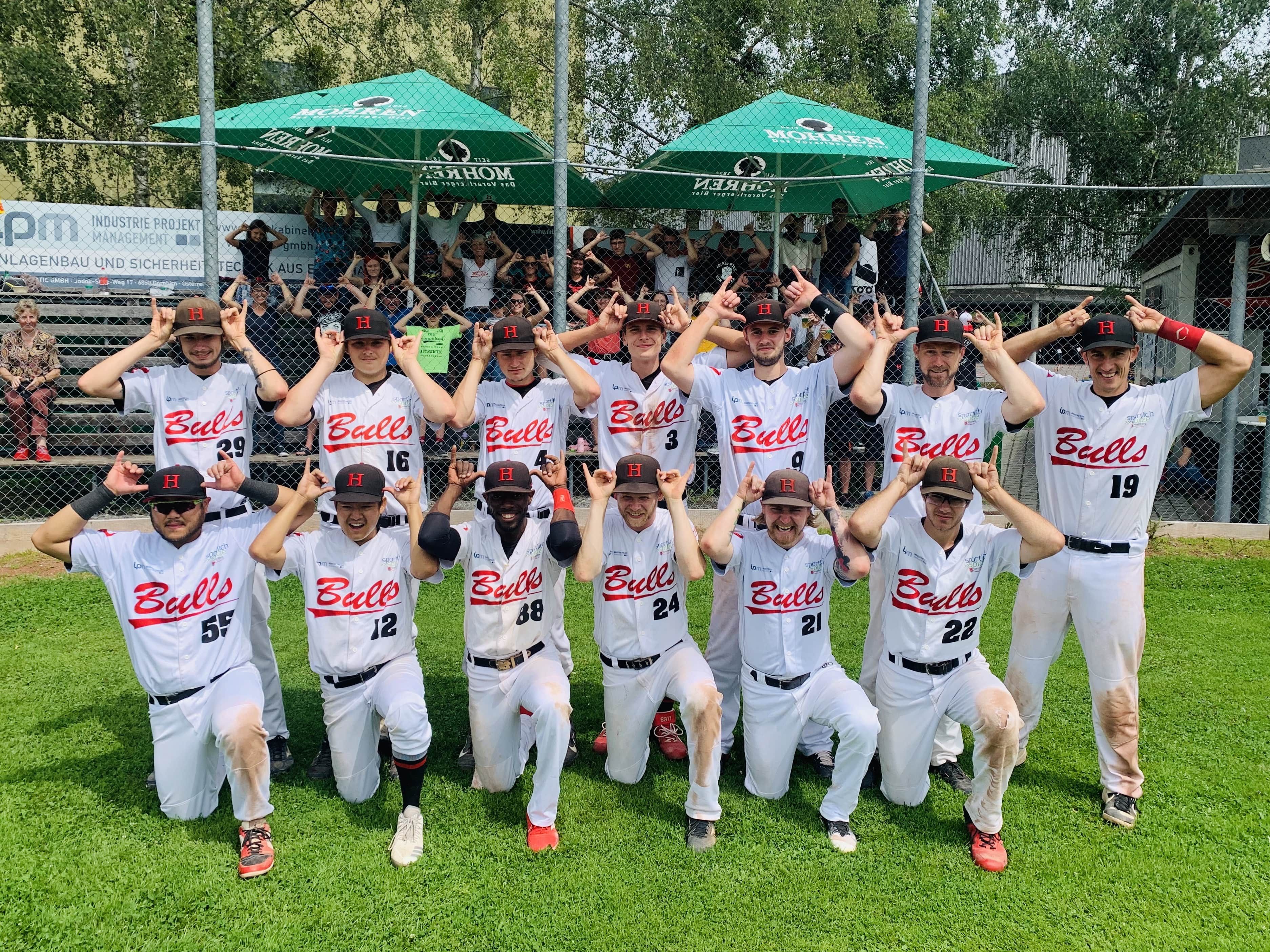 Die Hard Bulls freuen sich mit ihren Fans über den heutigen Sieg gegen die Dornbirn Indians!