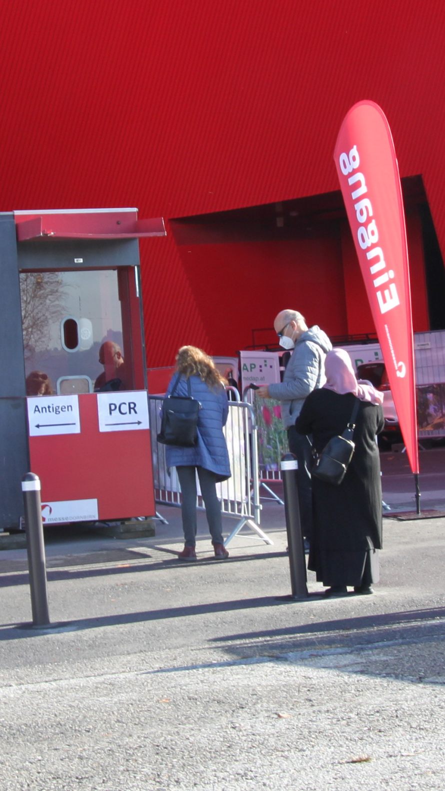 Mittlerweile hat die Landesregierung den Betrieb von sieben Covid-Teststraßen nach einer entsprechenden Ausschreibung an die Bietergemeinschaft WEMS Consulting, Trading & Service GmbH (Wien)/WEMS Healthcare GmbH (Wien) vergeben.