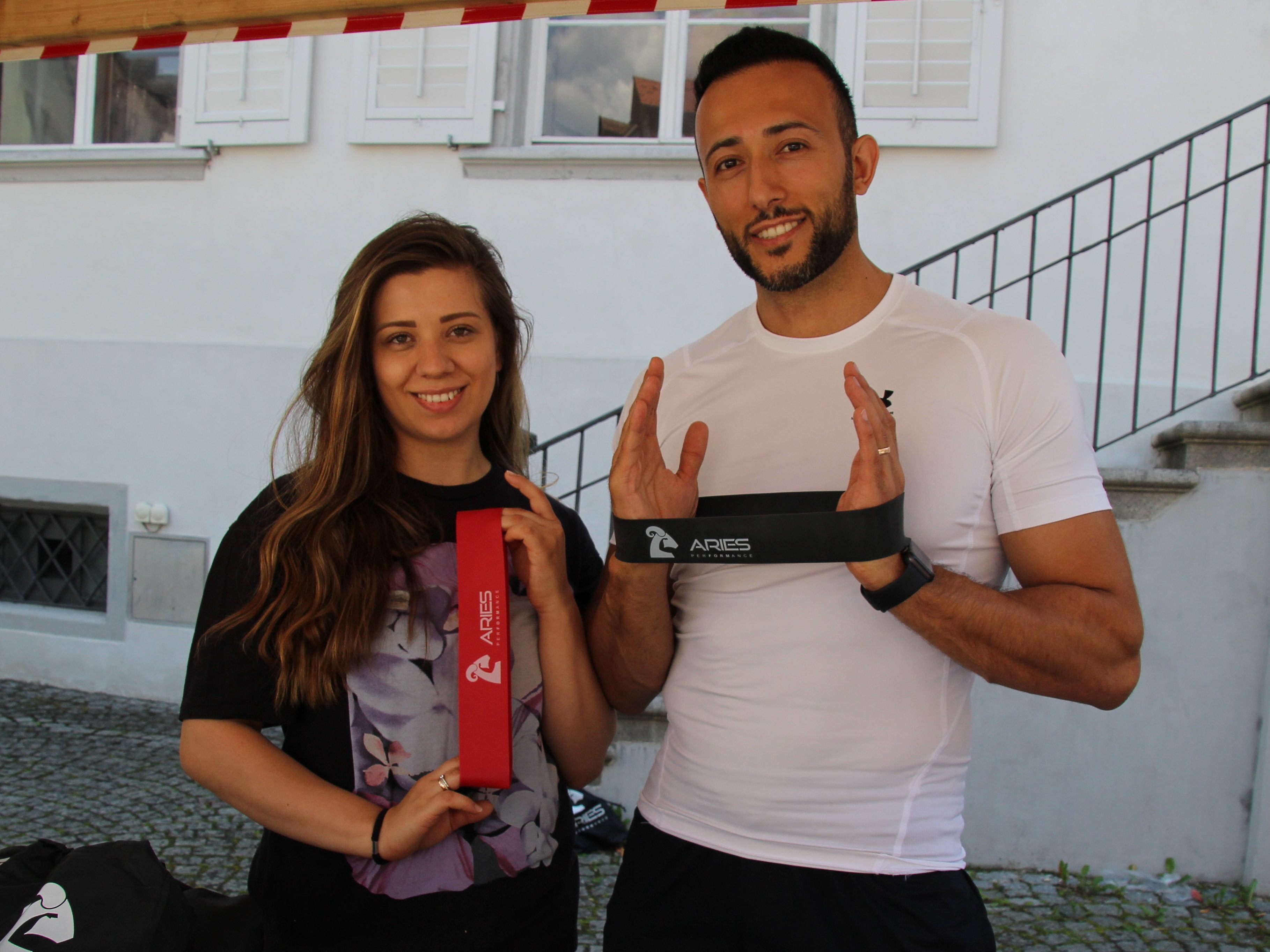 Sadik und Ahsen Yasar am Infostand von Aries Performance.
