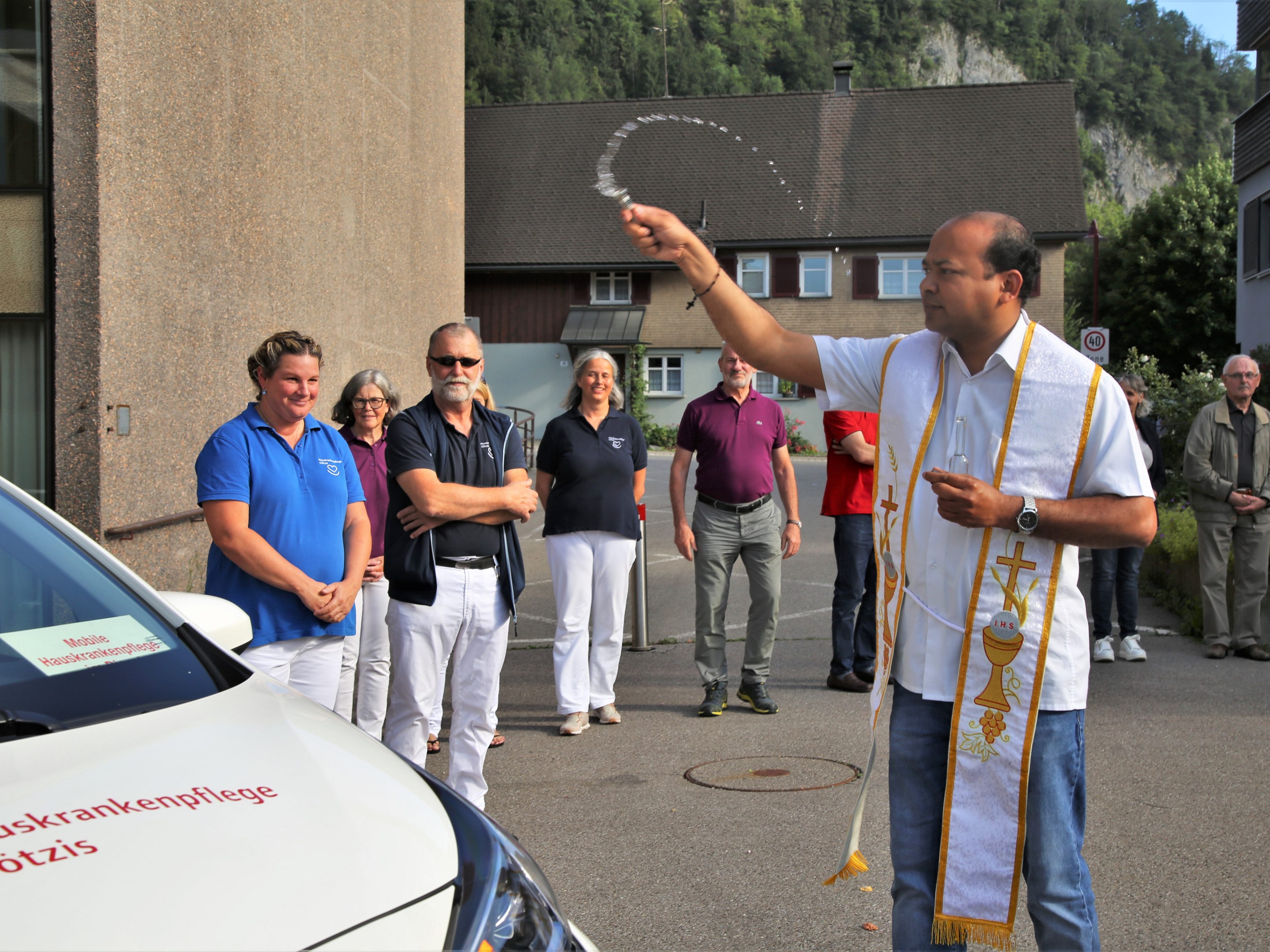 Fahrzeugweihe durch Kaplan Rosh Joseph in Götzis. Fahrzeugweihe durch Kaplan Rosh Joseph in Götzis.