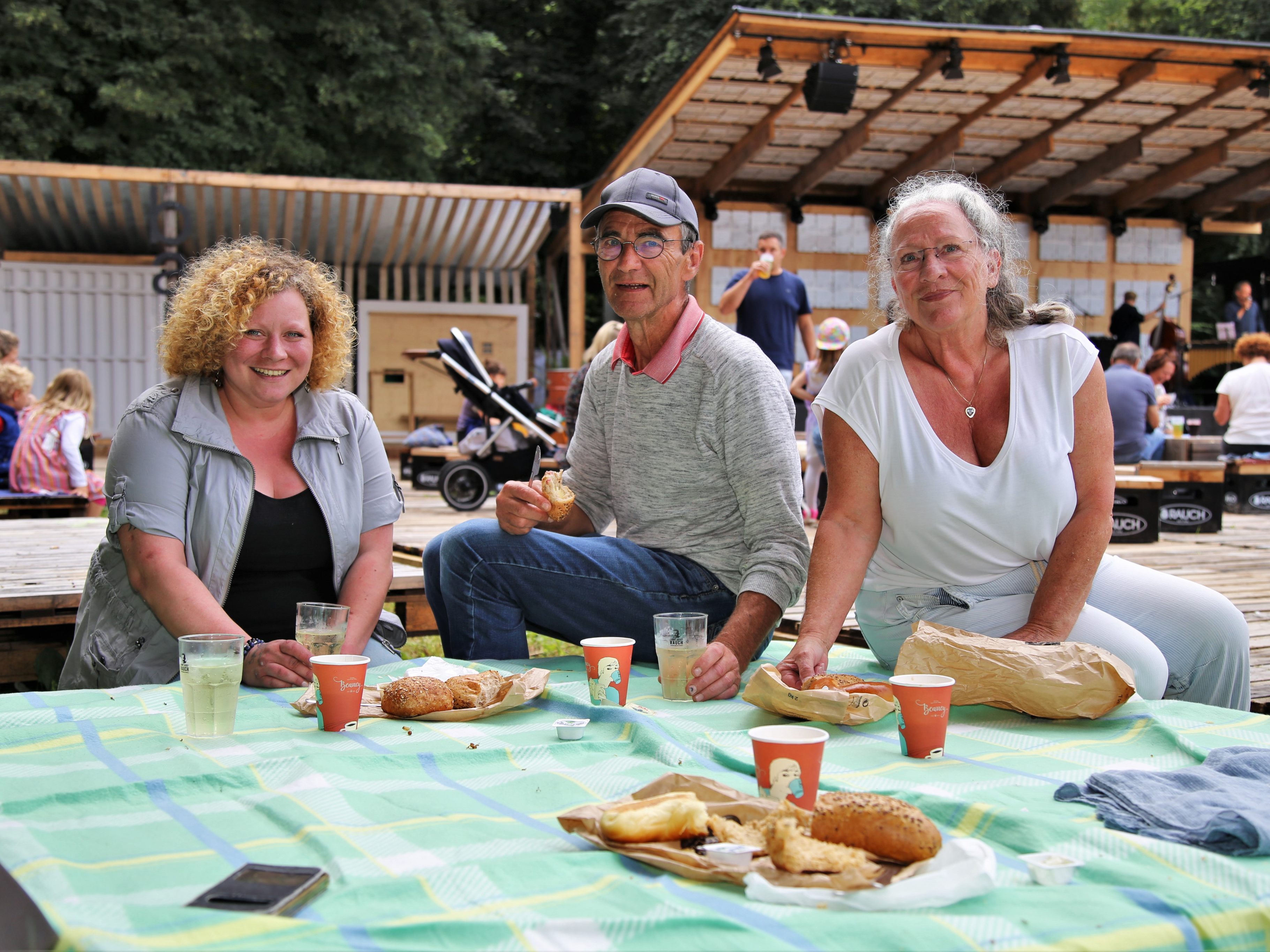 Ein Treffpunkt für Jung und Alt: Der Jazzbrunch jeden Sonntag am poolbar-Festival-Gelände.
