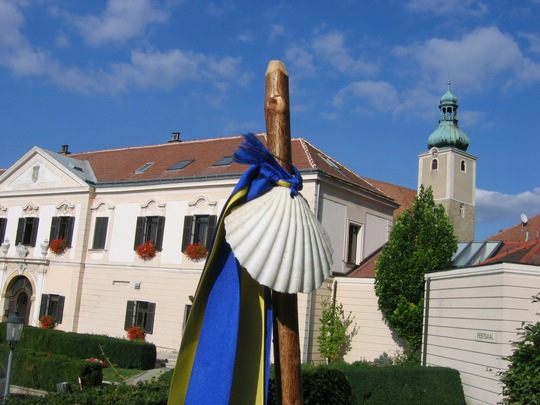 Zwischen St. Corona und Santiago de Compostela: Das Umland Wiens bietet viele Pilgerwege, wie etwa hier den Weinviertler Jakobsweg Zwischen St. Corona und Santiago de Compostela: Das Umland Wiens bietet viele Pilgerwege, wie etwa hier den Weinviertler Jakobsweg