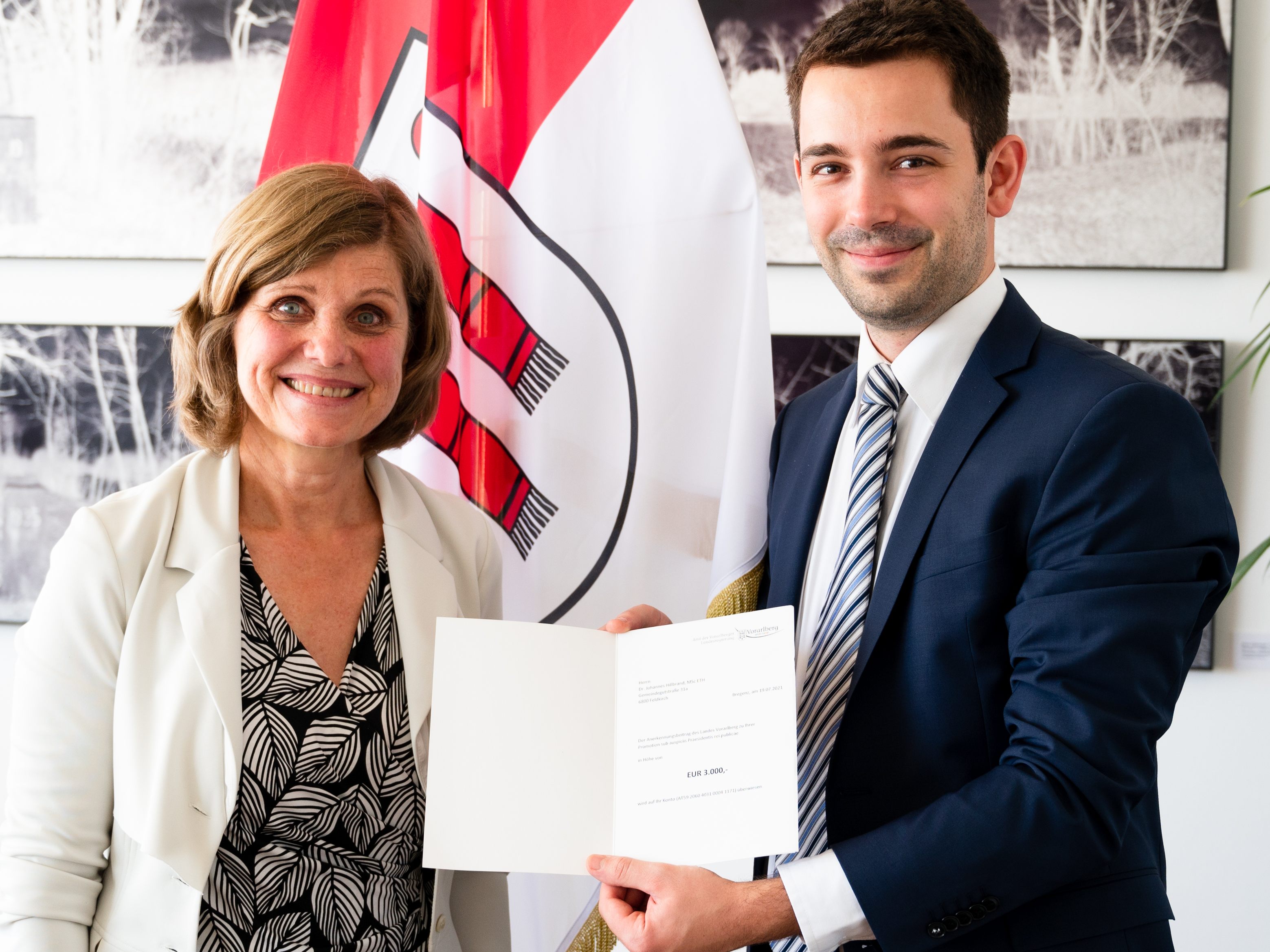 Für seine Leistungen überreicht LSth. Schöbi-Fink (l.) einen Scheck über 3.000 Euro an Johannes Hillbrand (r.). Für seine Leistungen überreicht LSth. Schöbi-Fink (l.) einen Scheck über 3.000 Euro an Johannes Hillbrand (r.).