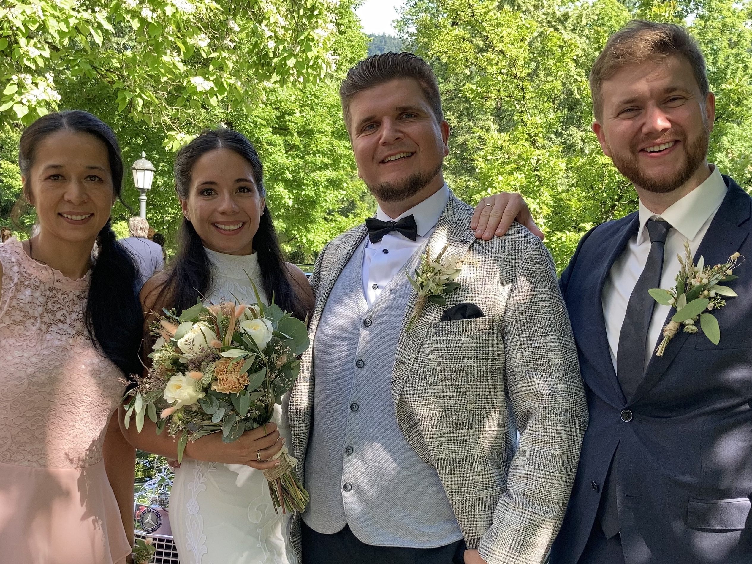 Das glückliche Paar mit den Trauzeugen. Das glückliche Paar mit den Trauzeugen.