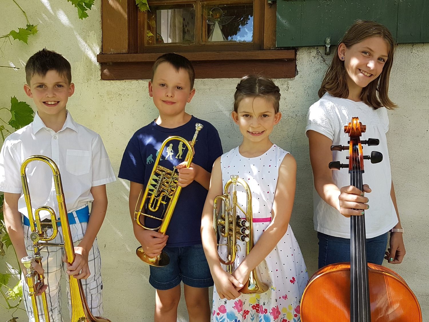 Mit fantastischen Leistungen konnten sich Elias Schmid (Posaune/Schlagwerk), Moritz Nowotny (Trompete/Flügelhorn), Carina Schmid (Trompete/Flügelhorn) und Emely Schele (Cello) beim Landeswettbewerb prima la musica 2021 als stolze Preisträger feiern lassen. Mit fantastischen Leistungen konnten sich Elias Schmid (Posaune/Schlagwerk), Moritz Nowotny (Trompete/Flügelhorn), Carina Schmid (Trompete/Flügelhorn) und Emely Schele (Cello) beim Landeswettbewerb prima la musica 2021 als stolze Preisträger feiern lassen.