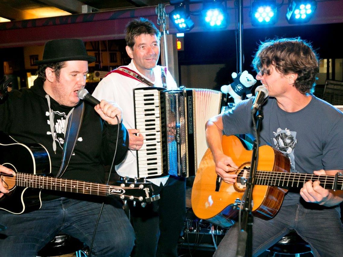 Roland Vith (Rankweiler Hof) jammt mit der Band „Mir Drei“ Roland Vith (Rankweiler Hof) jammt mit der Band „Mir Drei“