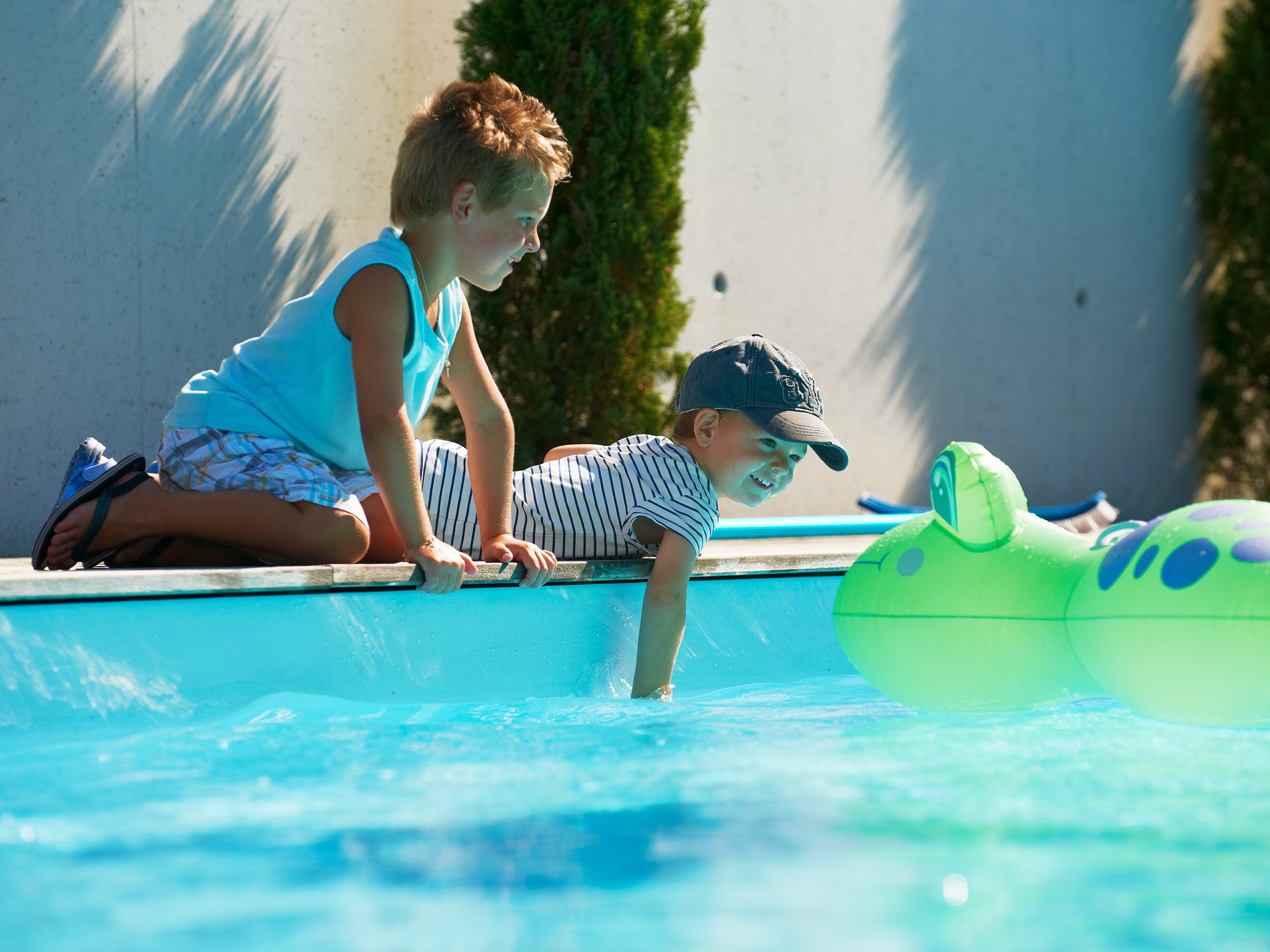 Sollte das Kind doch einmal ins Wasser fallen, ist es ganz wichtig, dass es weiß, wie es sich selbst retten kann.