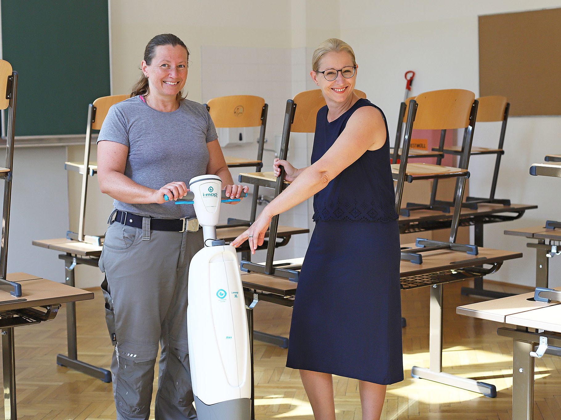 Sämtliche Wiener Pflichtschulen werden im Sommer gereinigt: Hier am Werk sind Andrea Trattnig (Leiterin Abteilung Stadt Wien – Schulen) und Schulwartin Martina Strauss