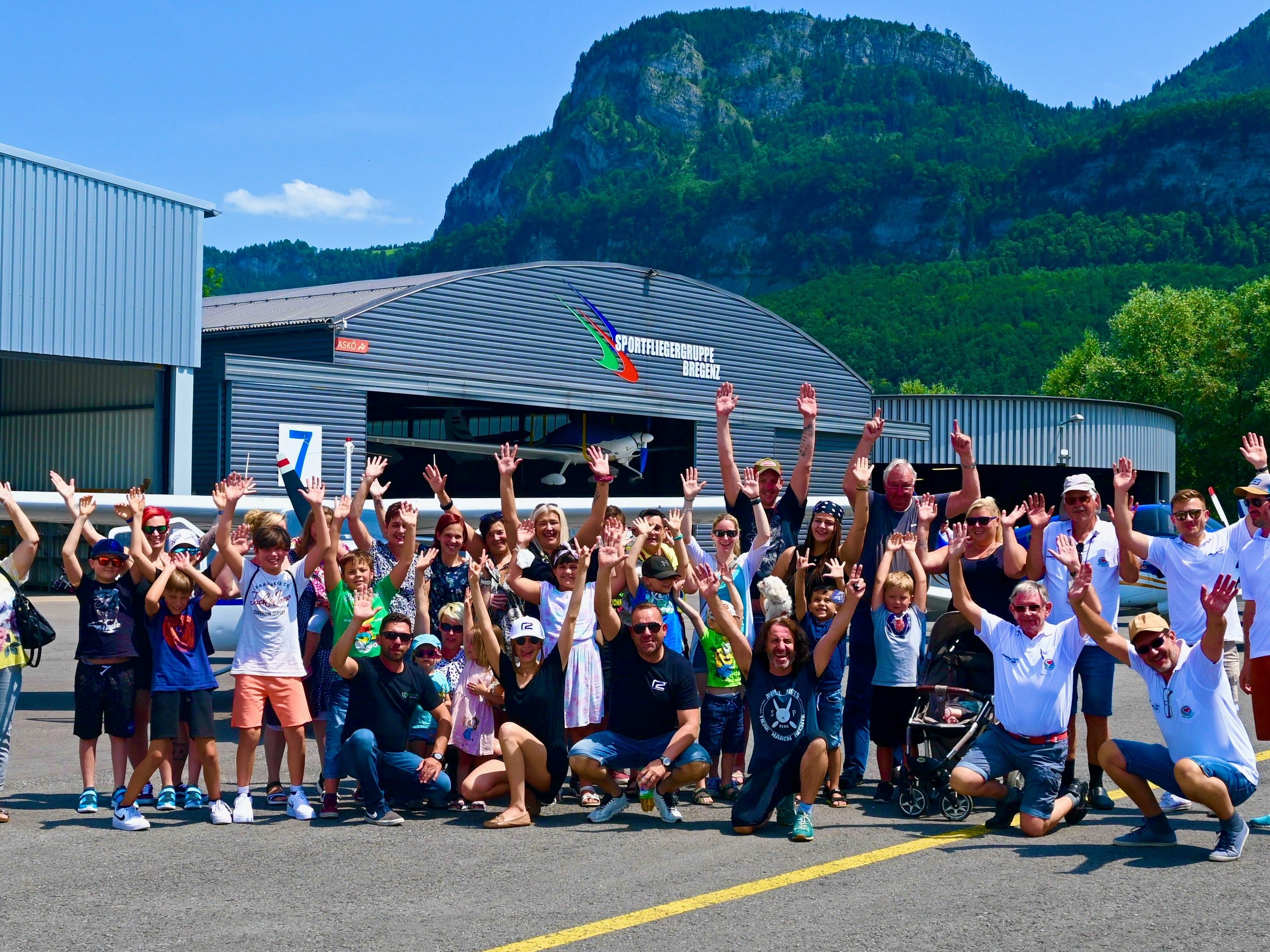 Kinderflugnachmittag mit krebserkrankten Kinder am Flugplatz Hohenems