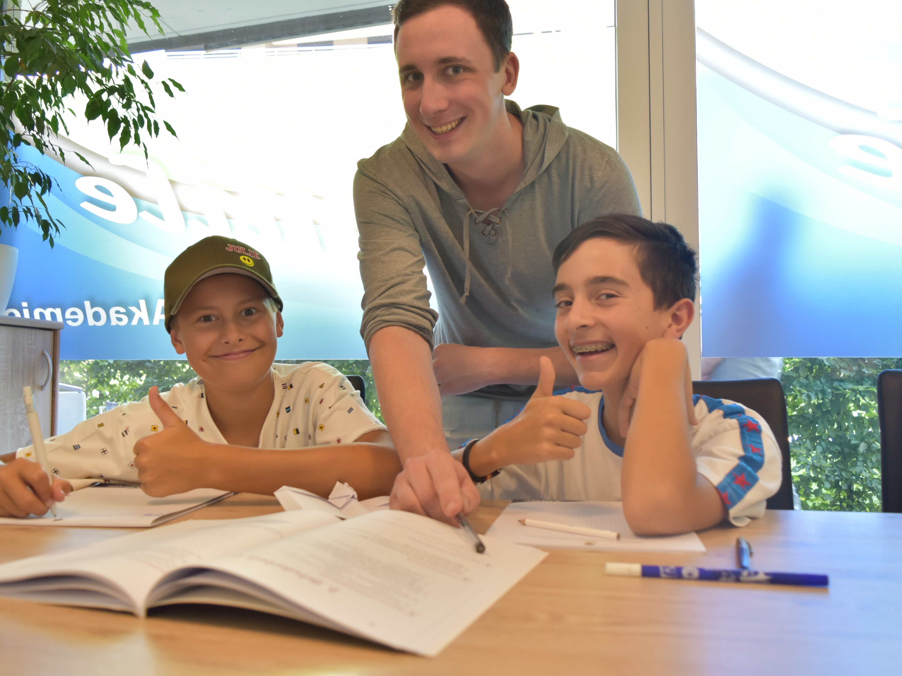 Lehrer Simon mit Sommerschülern Philipp und Julian