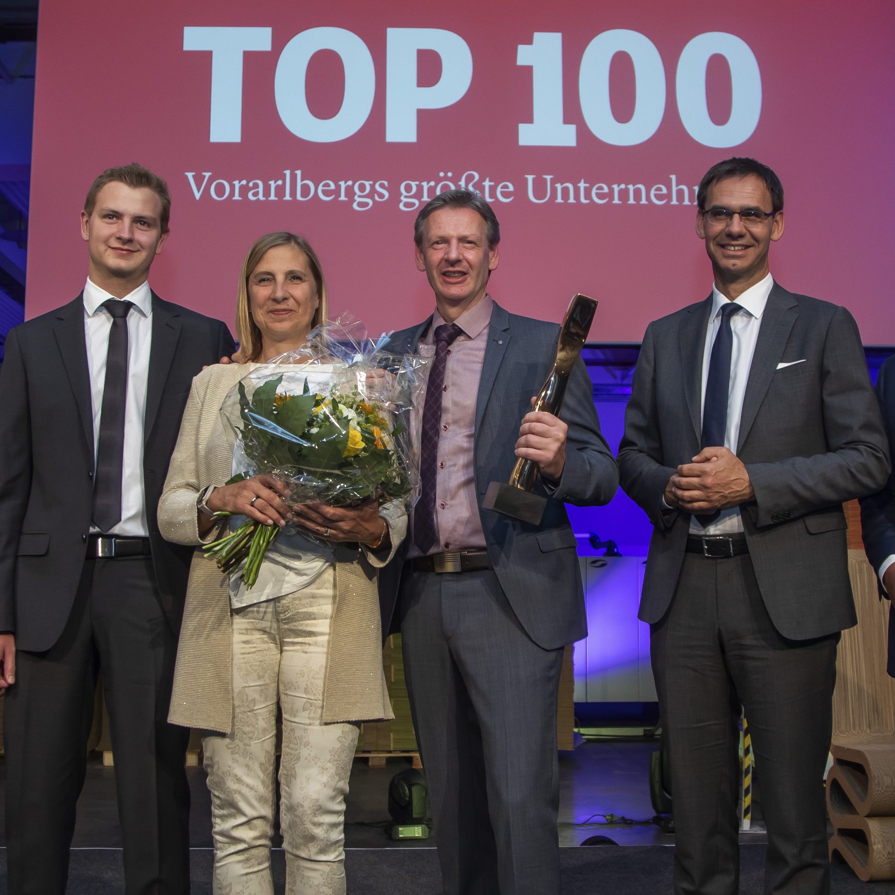 Im Rahmen der Präsentation der Vorarlberger „Top 100“-Unternehmen konnte Bernhard Zangerl (im Bild mit Christine und Sohn Julian) den VN-Wirtschaftspreis aus den Händen von Staatssekretär Magnus Brunner, LH Markus Wallner und VN-Chefredakteur Gerold Riedmann entgegennehmen.
