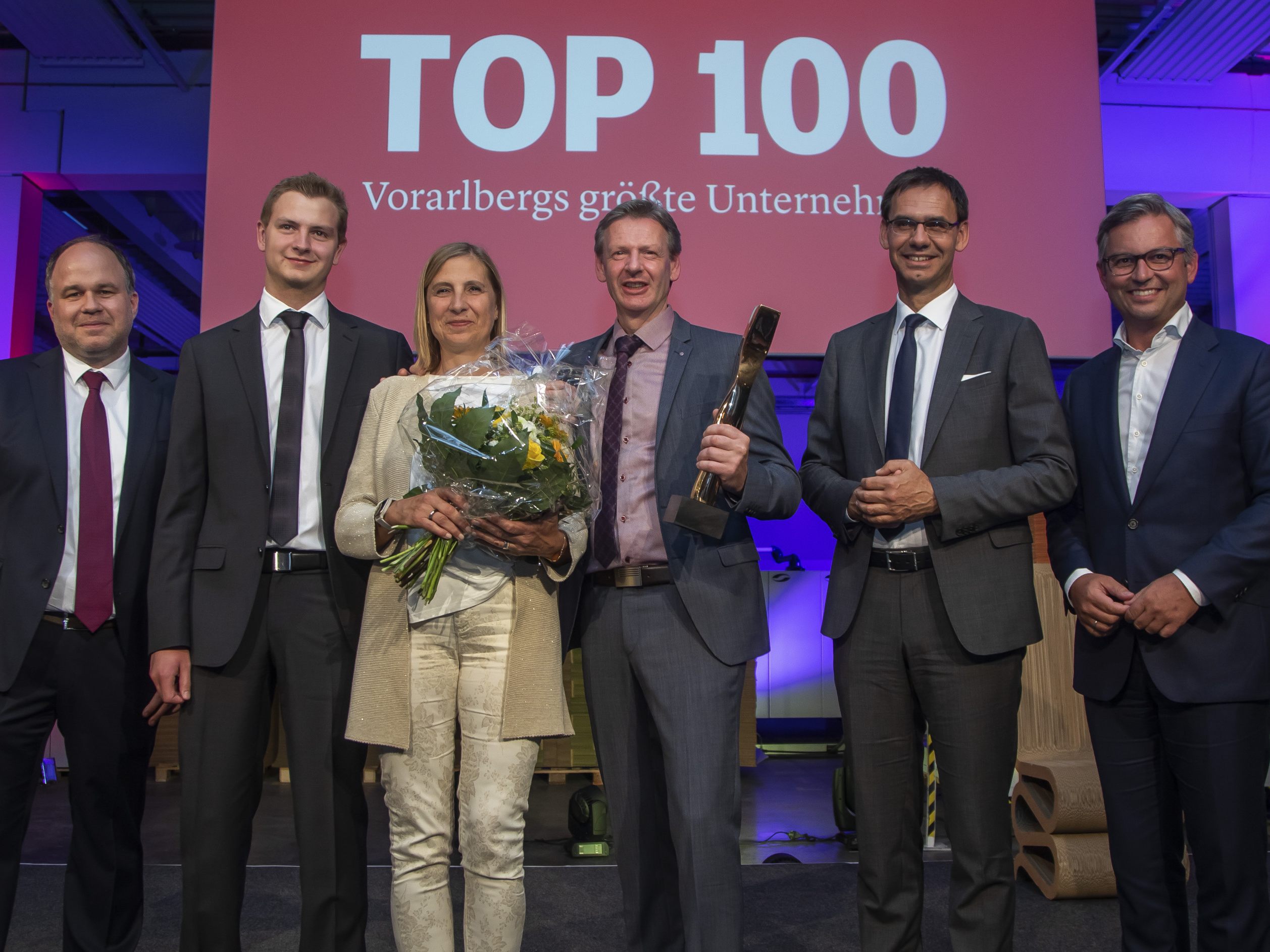 Im Rahmen der Präsentation der Vorarlberger „Top 100“-Unternehmen konnte Bernhard Zangerl (im Bild mit Christine und Sohn Julian) den VN-Wirtschaftspreis aus den Händen von Staatssekretär Magnus Brunner, LH Markus Wallner und VN-Chefredakteur Gerold Riedmann entgegennehmen.