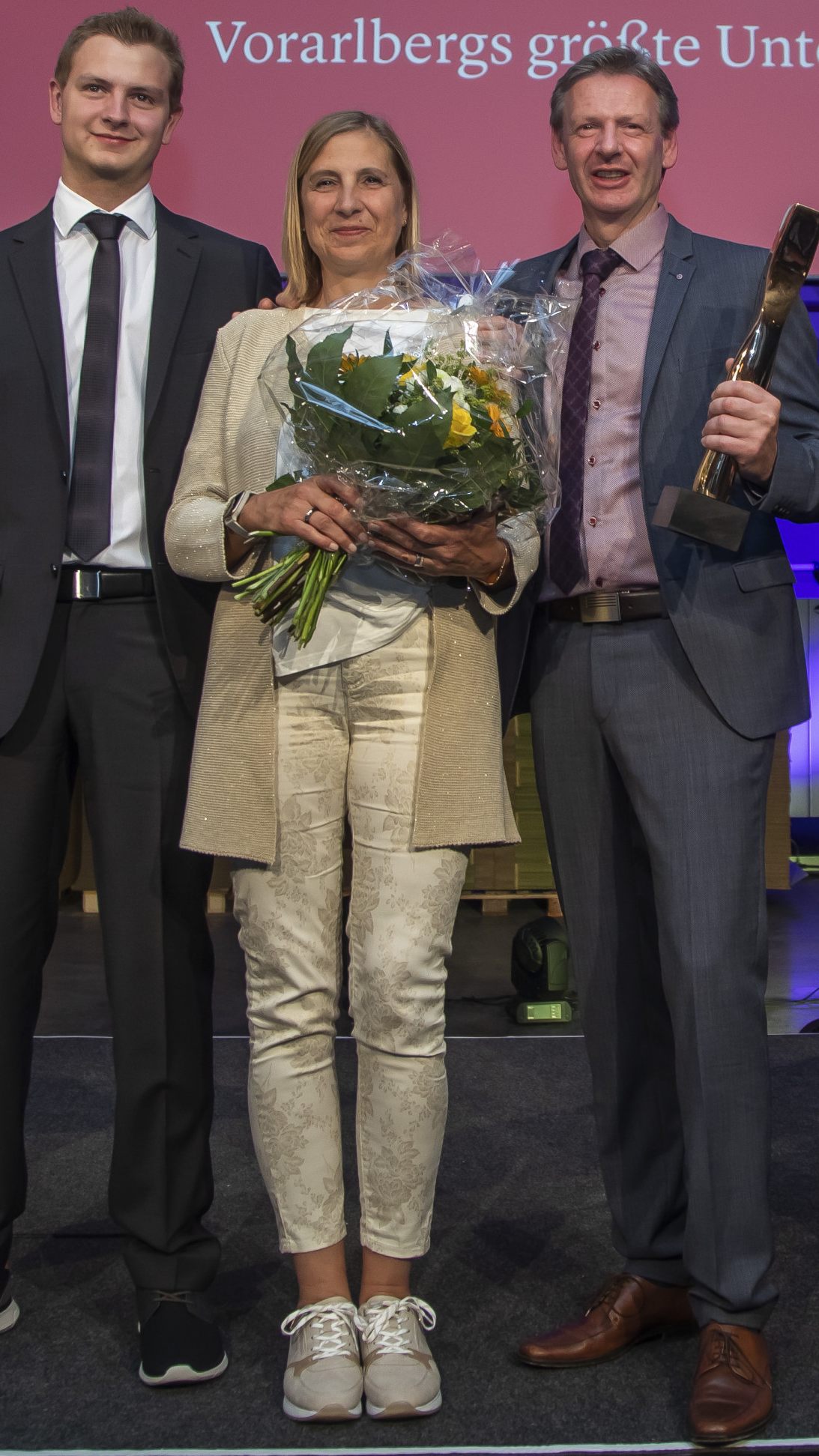 Im Rahmen der Präsentation der Vorarlberger „Top 100“-Unternehmen konnte Bernhard Zangerl (im Bild mit Christine und Sohn Julian) den VN-Wirtschaftspreis aus den Händen von Staatssekretär Magnus Brunner, LH Markus Wallner und VN-Chefredakteur Gerold Riedmann entgegennehmen.