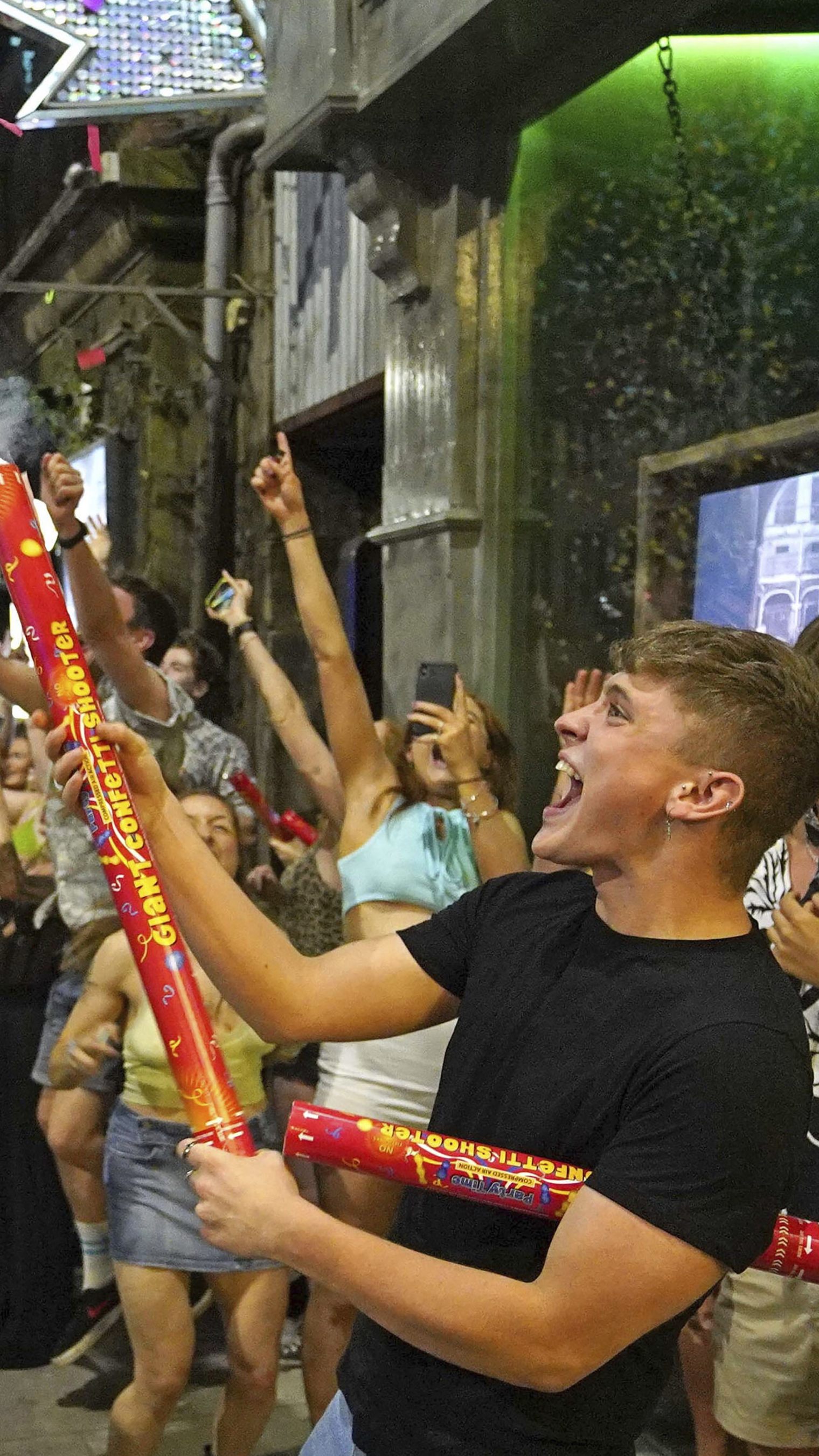 In Großbritannien sind um Mitternacht die Corona-Maßnahmen gefallen.