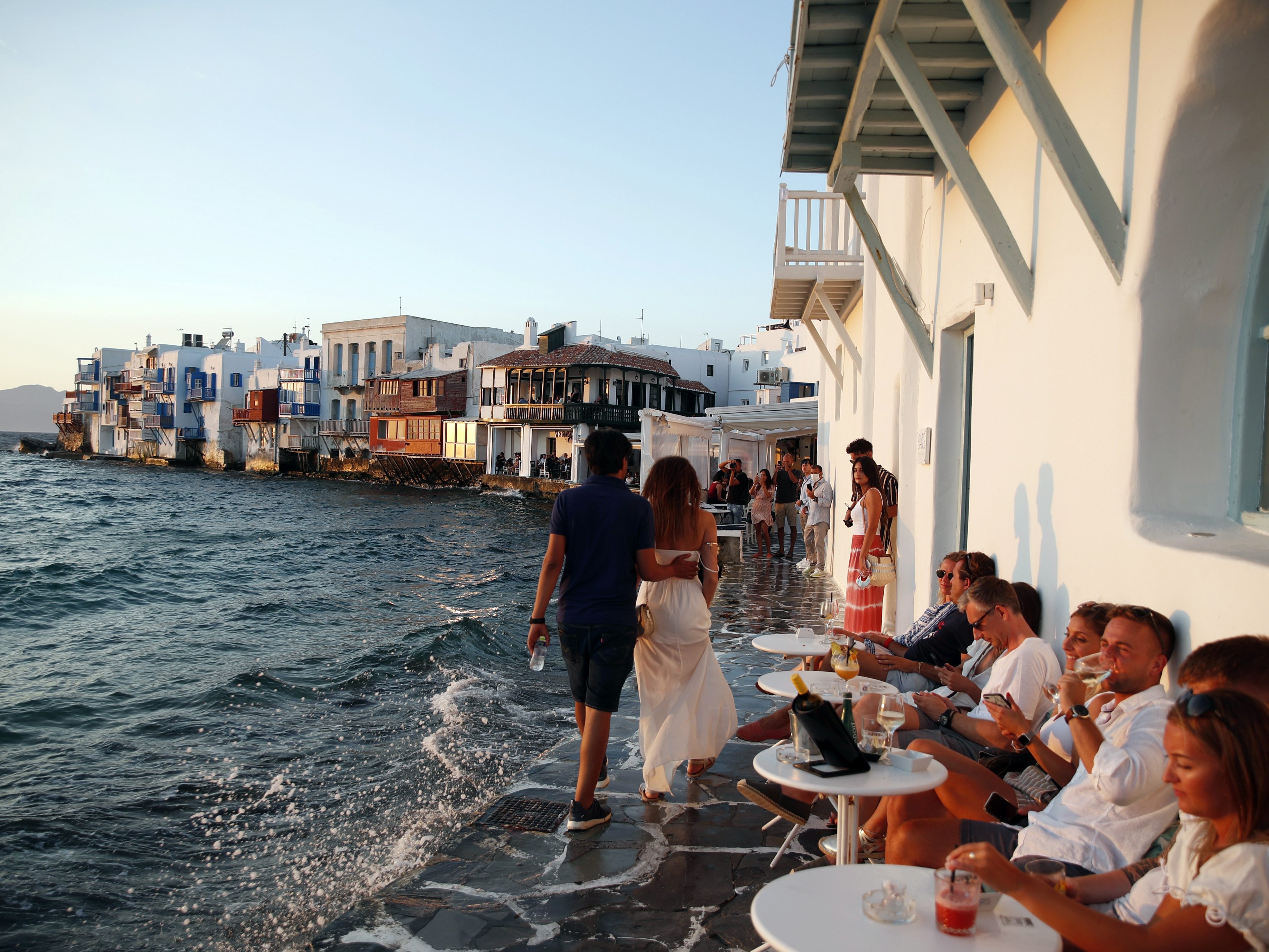 Corona-Ausbruch auf Mykonos: Quarantäneunterkünfte überfüllt. Corona-Ausbruch auf Mykonos: Quarantäneunterkünfte überfüllt.