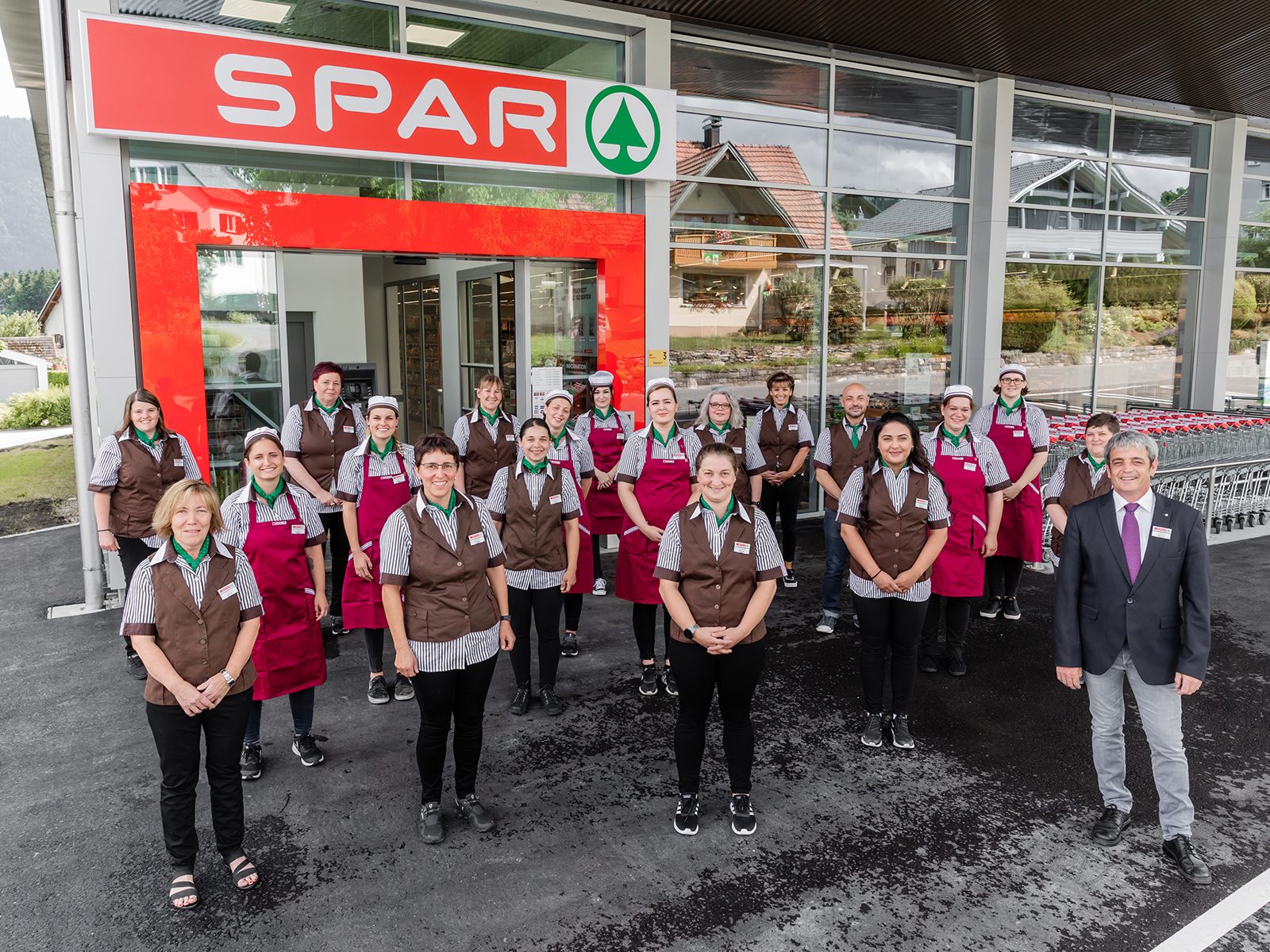 Das gesamte Team rundum Marktleiterin Annarita Ammann (mitte) freut sich über die Eröffnung des modernen SPAR-Supermarkts in Göfis. © SPAR/Hirschbühl Fotografie, honorarfrei: