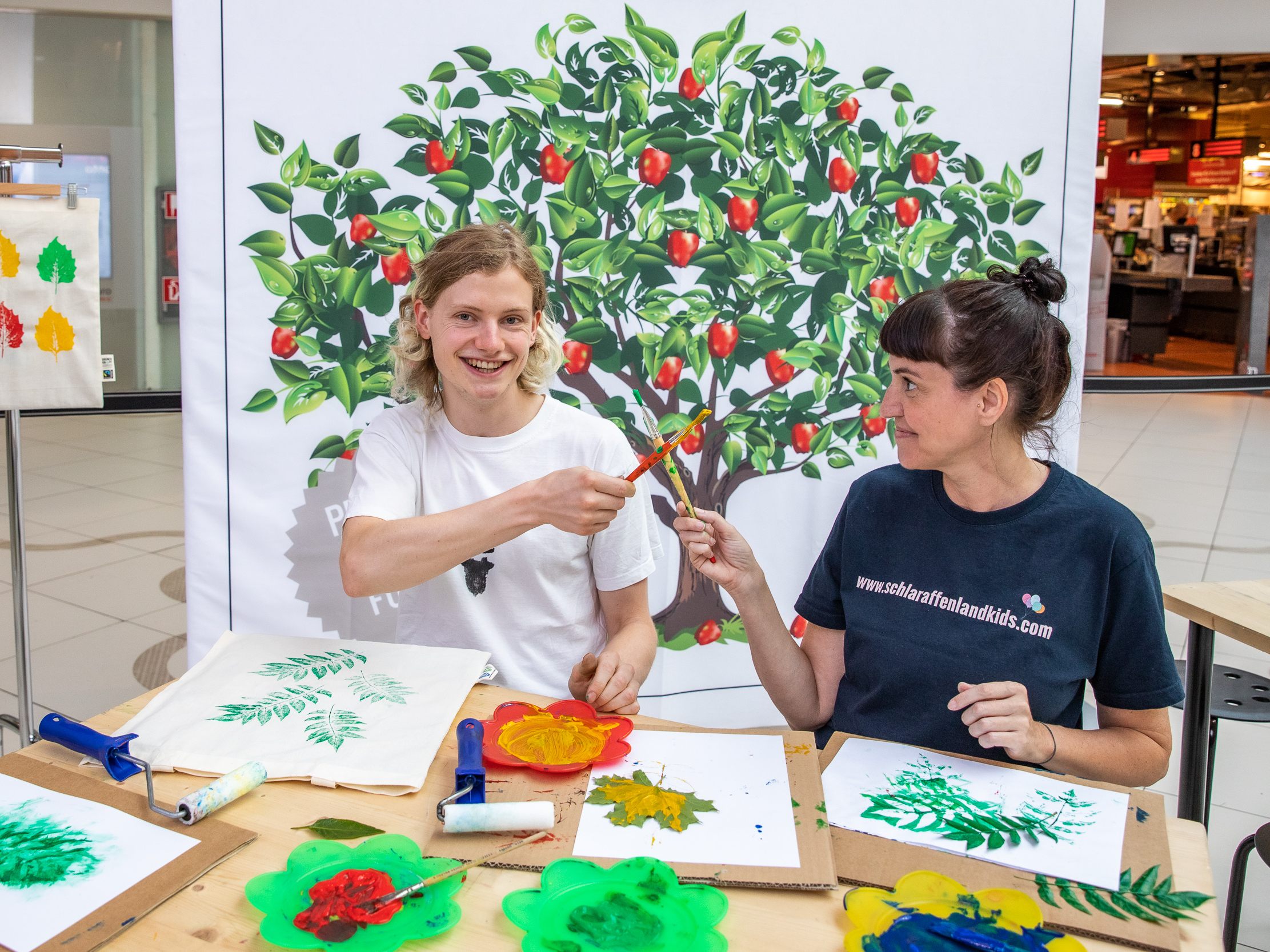 Bei den Workshops in Wien Mitte The Mall werden Baumwolltaschen bedruckt Bei den Workshops in Wien Mitte The Mall werden Baumwolltaschen bedruckt