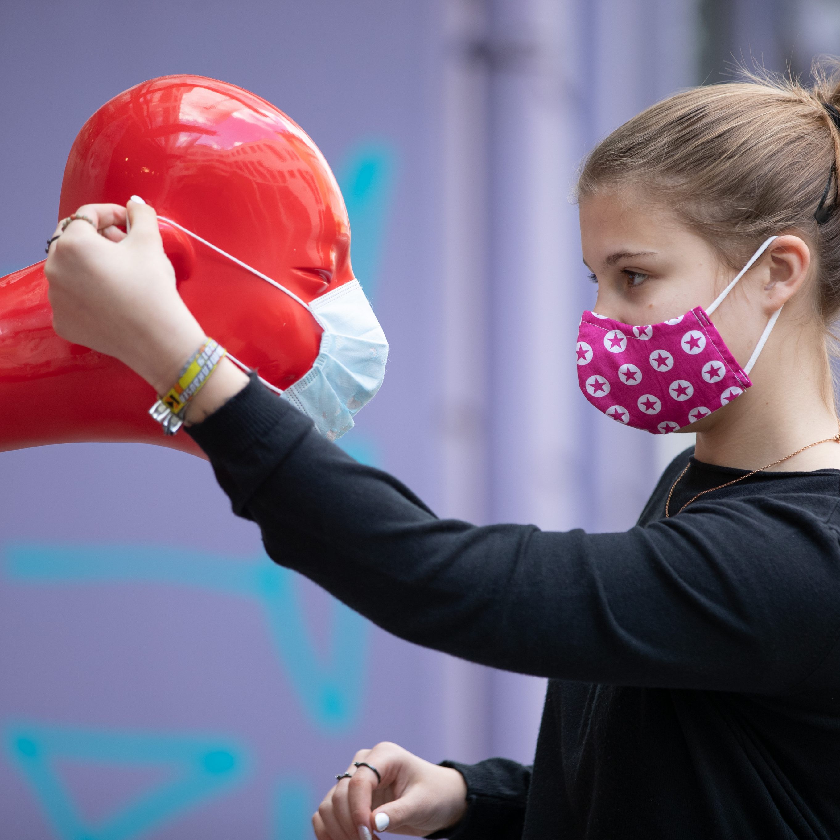 Mitarbeiter im Handel müssen weiterhin Maske tragen.