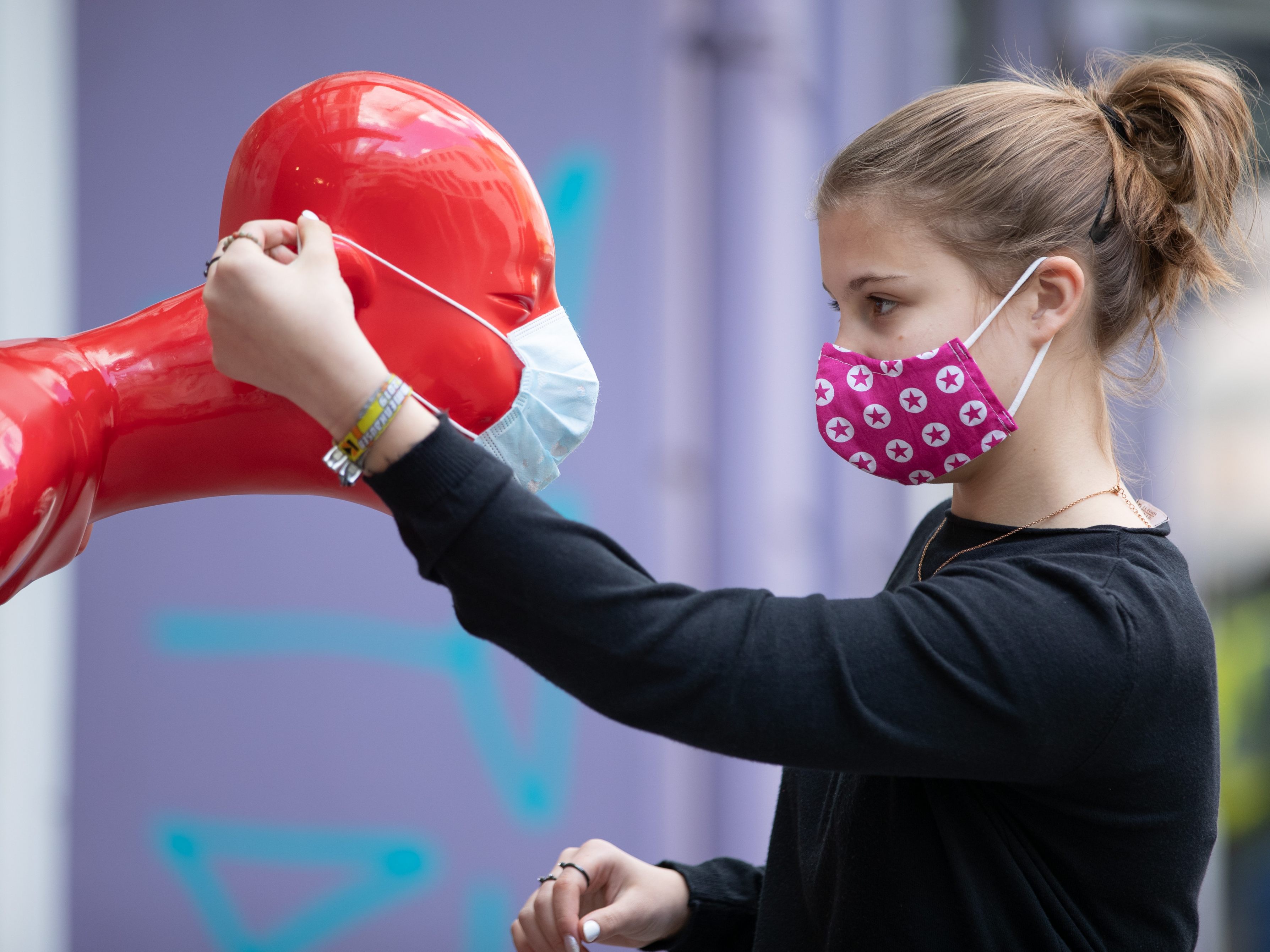 Mitarbeiter im Handel müssen weiterhin Maske tragen. Mitarbeiter im Handel müssen weiterhin Maske tragen.