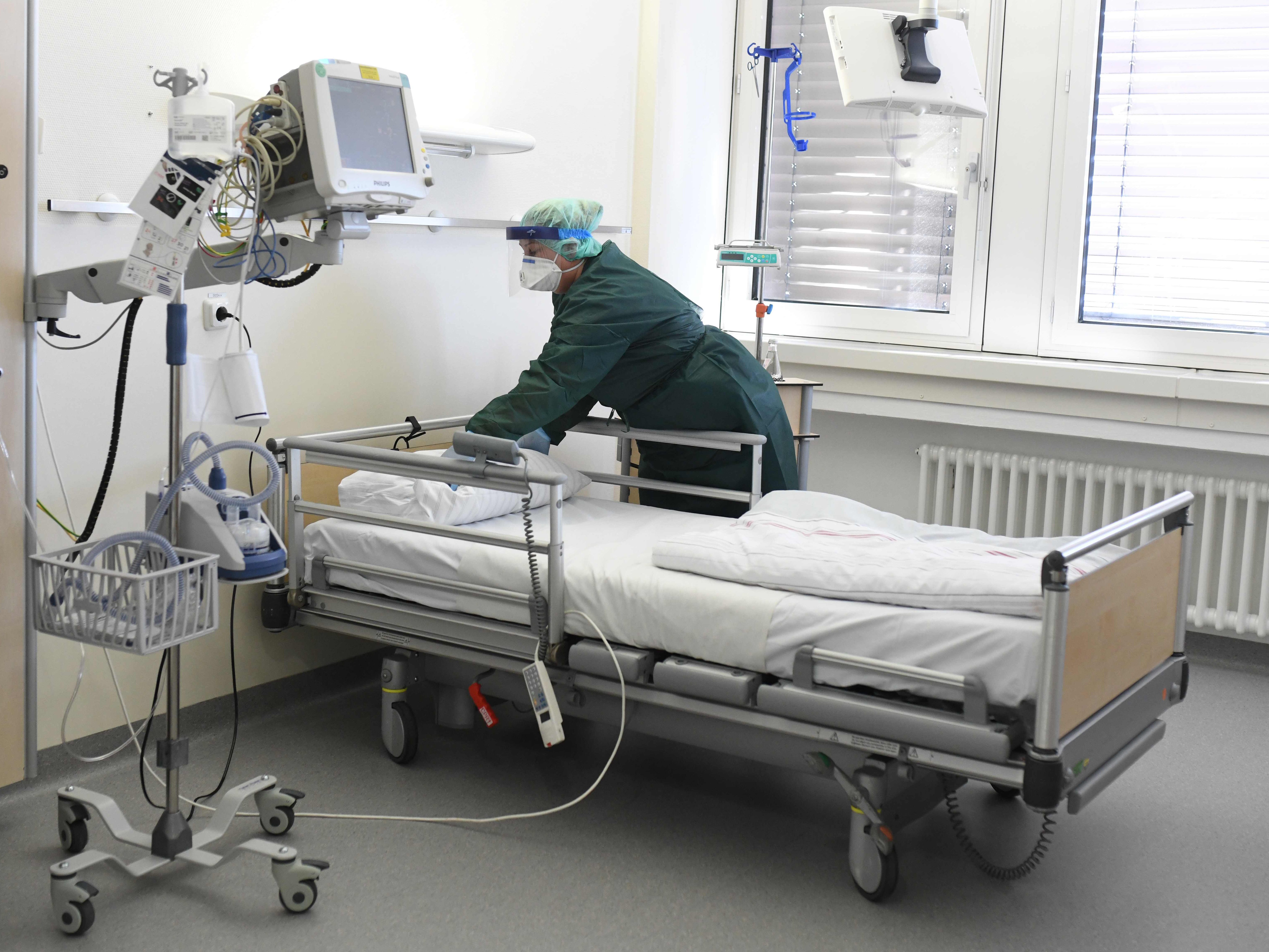 Auch die Zahl der Patienten auf den Intensivstationen stieg wieder leicht an. Auch die Zahl der Patienten auf den Intensivstationen stieg wieder leicht an.