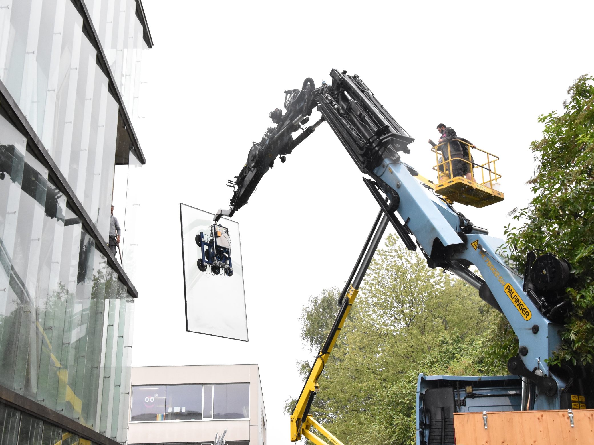 An der Mittelschule Mäder wurden vier Isolierglasscheiben ausgetauscht