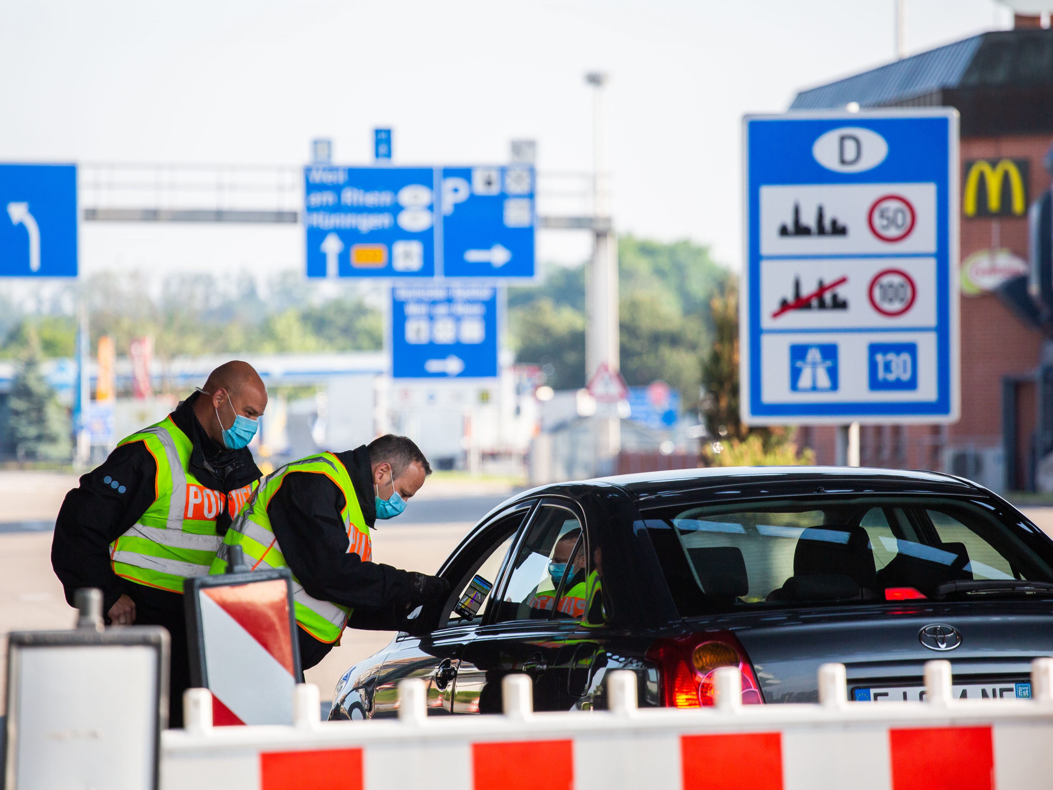 Auch bei Einreise mit dem Auto und Zug gilt die Testpflicht. Auch bei Einreise mit dem Auto und Zug gilt die Testpflicht.