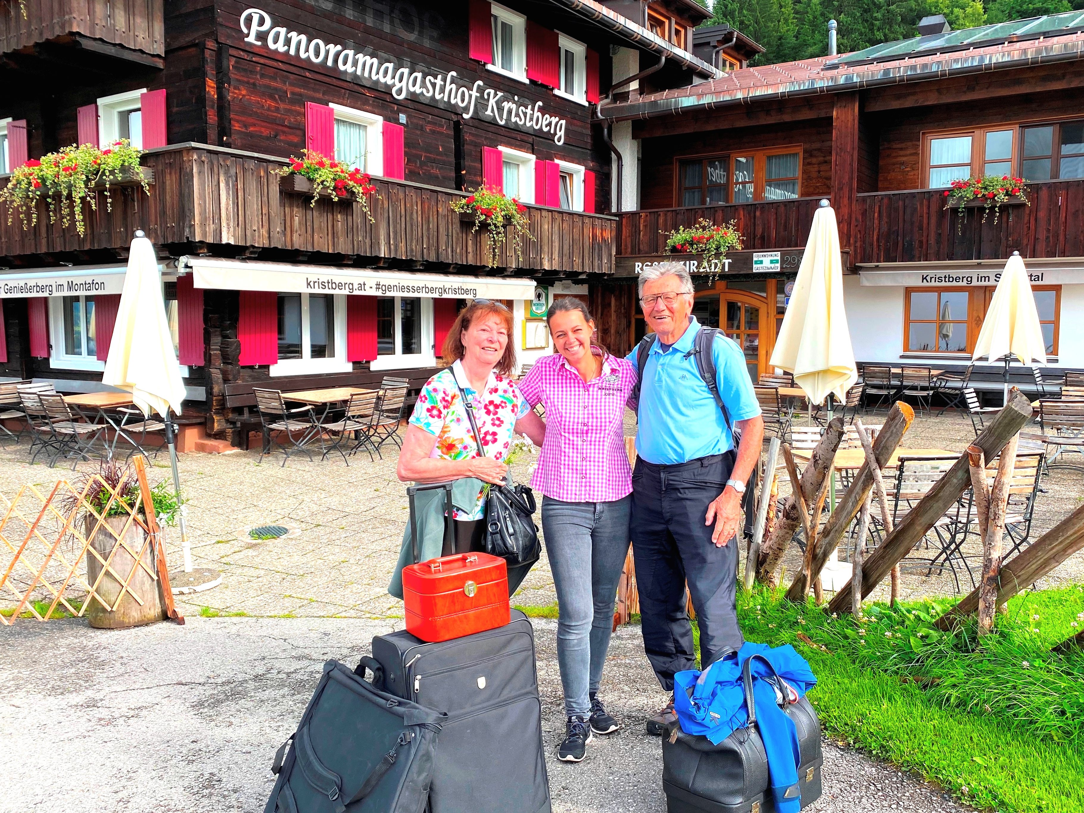 Jasmin Zudrell (mi) begrüsste die Kuscheltagegewinner Carmen und Johann Schneeberger aus Tirol am Kristberg im Silbertal.